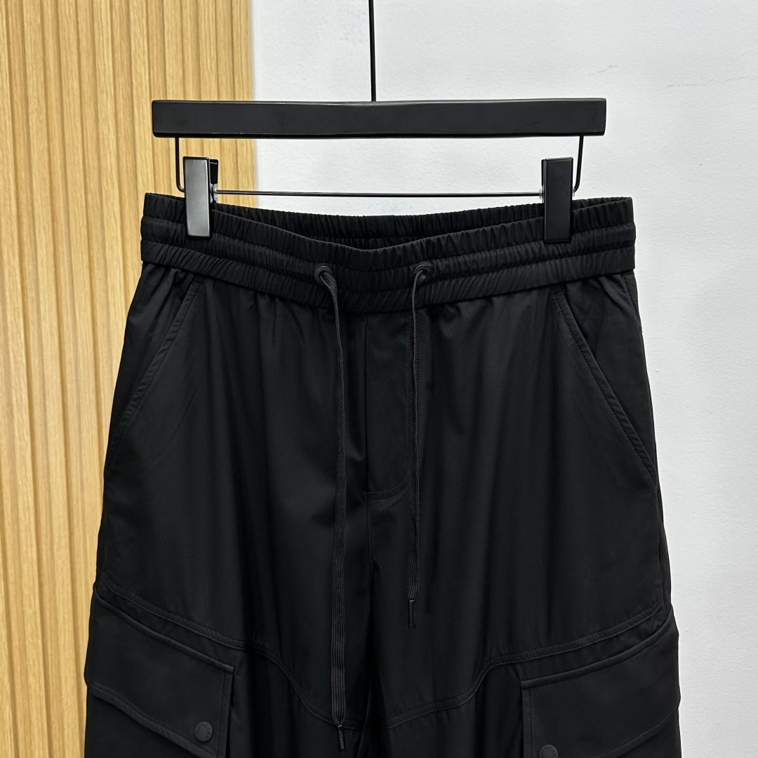 Moncler蒙口25SS新品束脚休闲时尚裤，作为当代潮流与舒适的完美结合，正逐渐成为衣橱中的必备单品。
