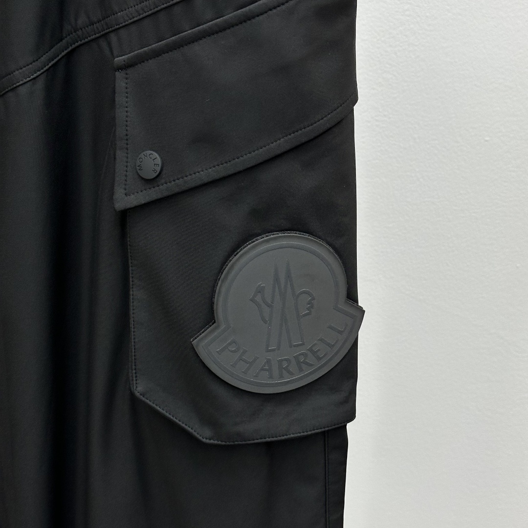 Moncler蒙口25SS新品束脚休闲时尚裤，作为当代潮流与舒适的完美结合，正逐渐成为衣橱中的必备单品。