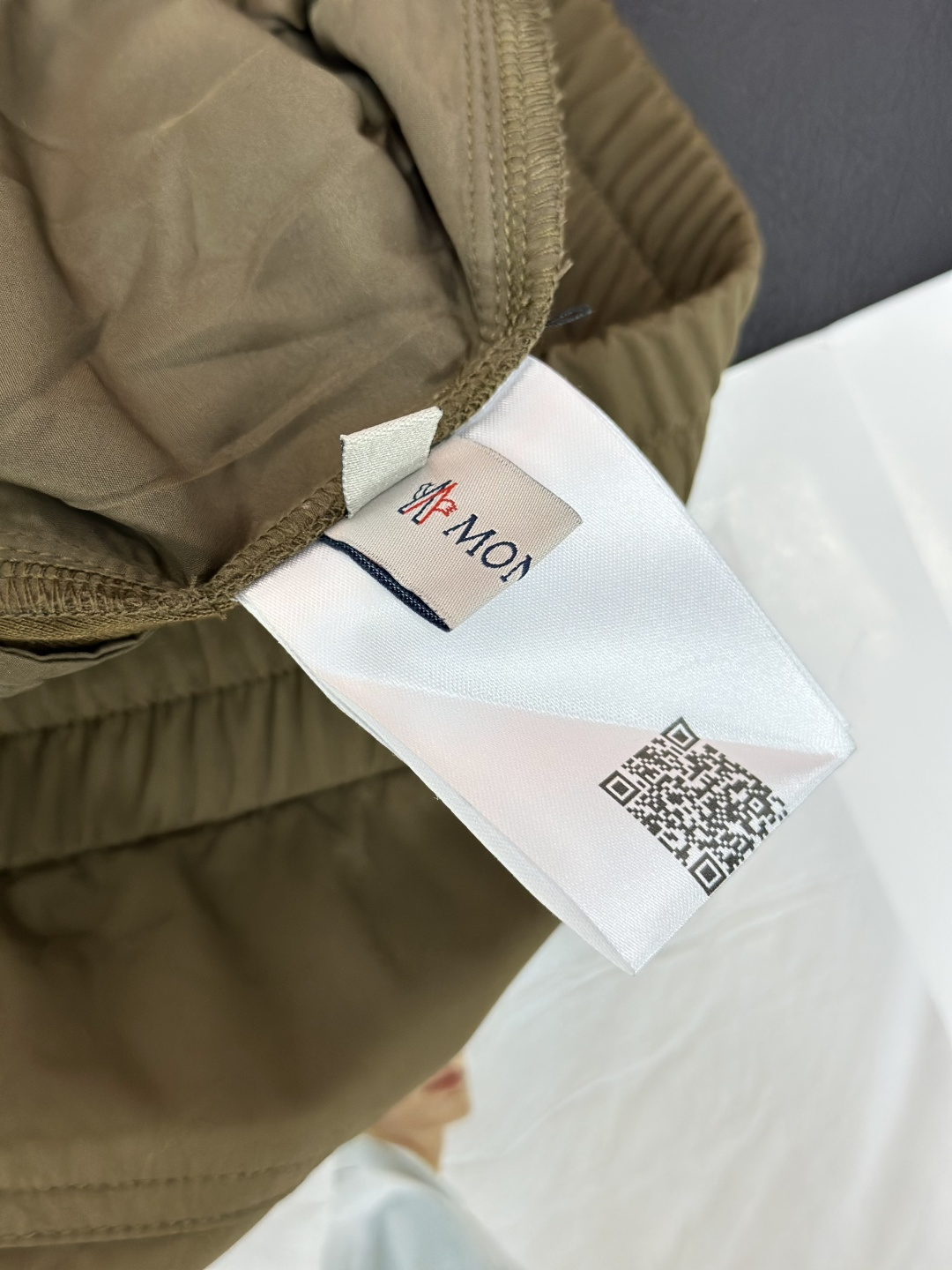 Moncler蒙口25SS新品束脚休闲时尚裤，作为当代潮流与舒适的完美结合，正逐渐成为衣橱中的必备单品。