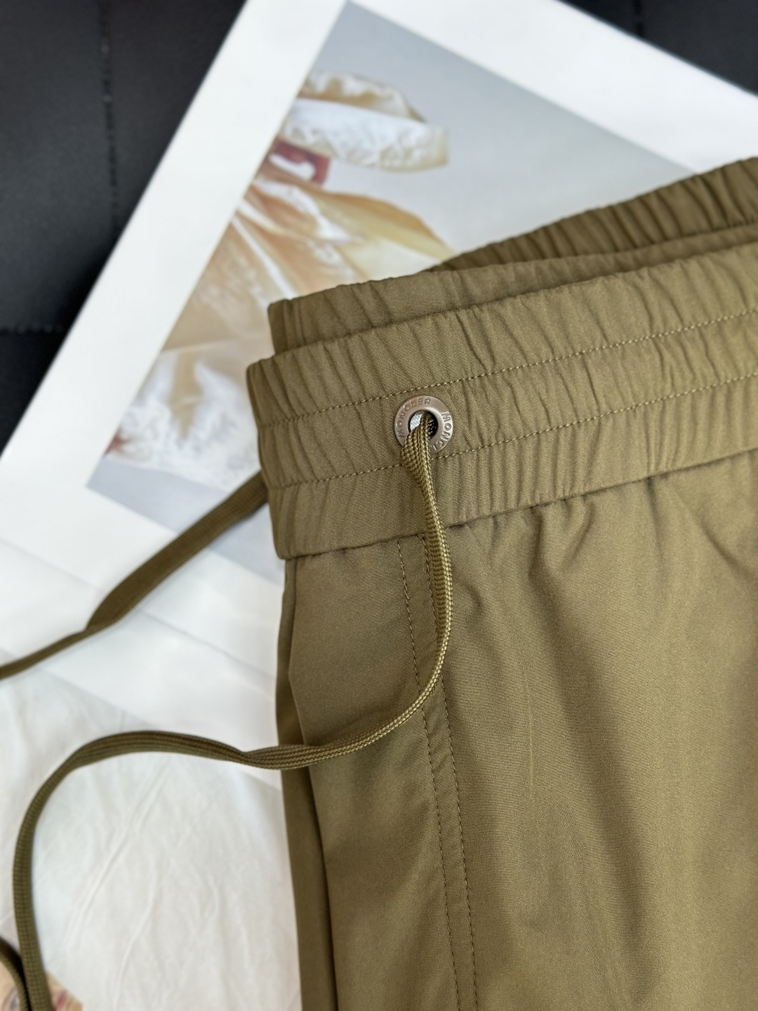 Moncler蒙口25SS新品束脚休闲时尚裤，作为当代潮流与舒适的完美结合，正逐渐成为衣橱中的必备单品。