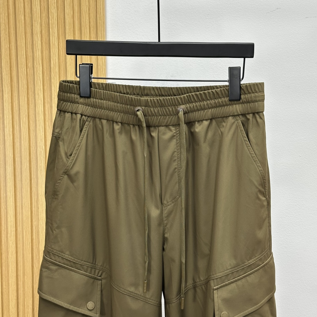 Moncler蒙口25SS新品束脚休闲时尚裤，作为当代潮流与舒适的完美结合，正逐渐成为衣橱中的必备单品。