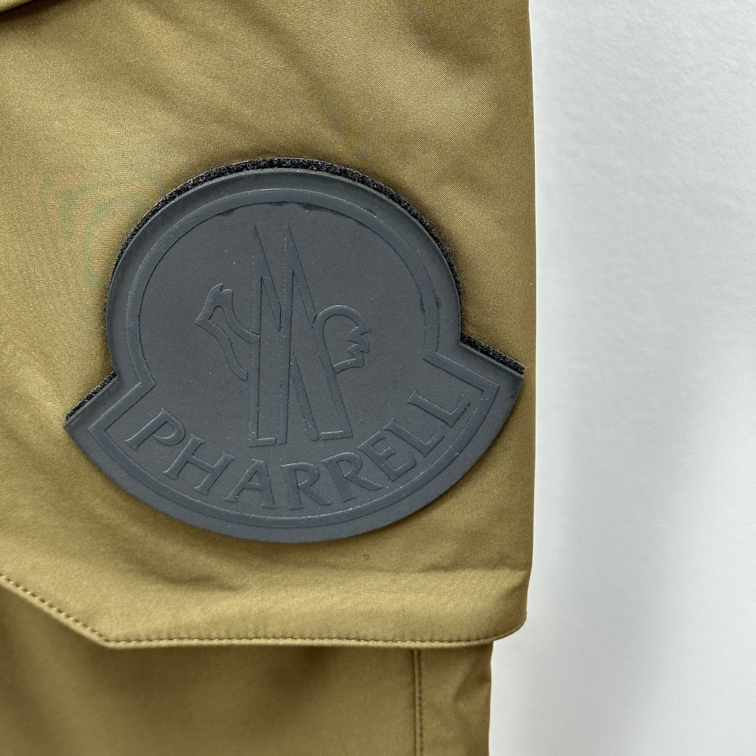 Moncler蒙口25SS新品束脚休闲时尚裤，作为当代潮流与舒适的完美结合，正逐渐成为衣橱中的必备单品。