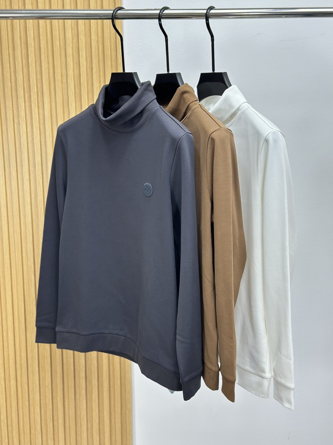 NO:599571,Zegna, top fashion turtleneck brushed bottoming shirt, 2025 autumn and winter new model, high-end elegant and fashionable men's customized must-have item for high-end people. The fabric is polyester fiber + cotton + spandex, woven with German Terrot knitting double-sided circular machine. The inner fabric is made of feather brushed, and the diameter of the pile fiber is less than 6um (the diameter of cashmere is about 14-16um). The pile fiber is more delicate and skin-friendly than the traditional sanding process,  It is softer and warmer. Compared with the traditional sanding process, the down fiber is stronger and does not fall off easily after washing. The inner lining is super soft, the upper body is comfortable and classy, and the hand feels very smooth and soft. It can be easily controlled whether it is business, fashion or leisure, and the age span is very large. It conforms to the practical dressing customs of men. It is the first choice for senior urban fashion people. Sizes M-XXXL, Zegna, Alexander Wang19860909Zegna杰尼亚,顶级时尚高领拉绒打底衫, 2025秋冬新款 高端优雅时尚男士定制高端人士必备单品 面料聚酯纤维+棉+氨纶,选用德国德乐(Terrot)针织双面圆机织造. 内里面料采用羽柔绒拉绒, 绒毛纤维直径小于6um(羊绒的直径约为14-16um). 绒毛纤维比传统磨毛工艺更细腻亲肤, 更轻柔保暖. 绒毛纤维相比传统磨毛工艺更牢固, 洗涤不易脱落.内里超级柔软,上身舒适大方上档次,手感非常顺滑柔软,不管商务时尚休闲都可以轻松驾驭,而且年龄跨度非常之大,吻合了男性实用的穿衣习俗,都市资深时尚人士首选 尺码M-XXXL,,zegna,alexander wang,Men's clothing