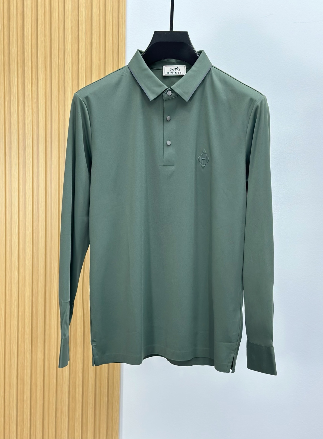 NO:599579,Hermes new shirt!  Simple and versatile style for men!  Seamless hemming technology and imported nylon fabric are especially suitable for dressing in all seasons. You can enjoy wearing it properly, and the details and craftsmanship everywhere are perfect, giving it a more high-end feel!  Size M-XXXL,,hermes,hermes,shirts,alexander wang19860909Hermes爱马仕新款衬衫！男款简约百搭款！无痕锁边工艺,进口锦纶面料,尤为适合四季节的穿搭所需,妥妥的穿着享受,并且各处的细节以及工艺都是尽善尽美,更显高级感！ 尺码M-XXXL,,hermes,hermes,shirts,alexander wang,Men's clothing