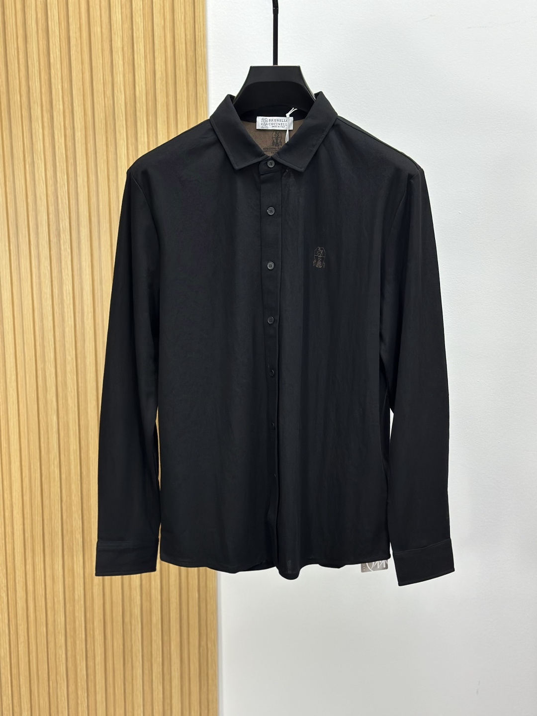 NO:599547,BC 2025 new autumn linen men's lapel long-sleeved shirt. Imported cotton and linen fabrics are presented. The fabric is garment-dyed to create an elegant texture. Original customization. Imported yarn dyeing. Integrated collar. The classic design softens the inherent sportiness of the clothes. The versatile style makes it very suitable for single wear. All accessories are provided by customers. Made of customer-supplied yarn, the thickness is light and comfortable.  Cool and breathable, skin-friendly and delicate, not sweaty, super comfortable. Solid color design, overall stylish and stylish, suitable for leisure and business!  Size M-3XL (48-56), shirts, alexander wang19860909BC 2025秋季新款麻料男士翻领长袖衬衫 进口棉麻面料呈现 面料经过成衣染色,营造出优雅纹理,原版定制 进口纱线色染 一体领口 设l经典让衣服与生俱有的运动气息得以柔和.百搭风范令其非常适合单穿,所有辅料全部客供.客供纱制作,厚度轻薄舒适 凉爽透气,亲肤细腻不闷汗,超级舒服.纯色设计款,整体就是大气时尚,休闲商务都即可！ 码数M-3XL（48-56）,,shirts,alexander wang,Men's clothing