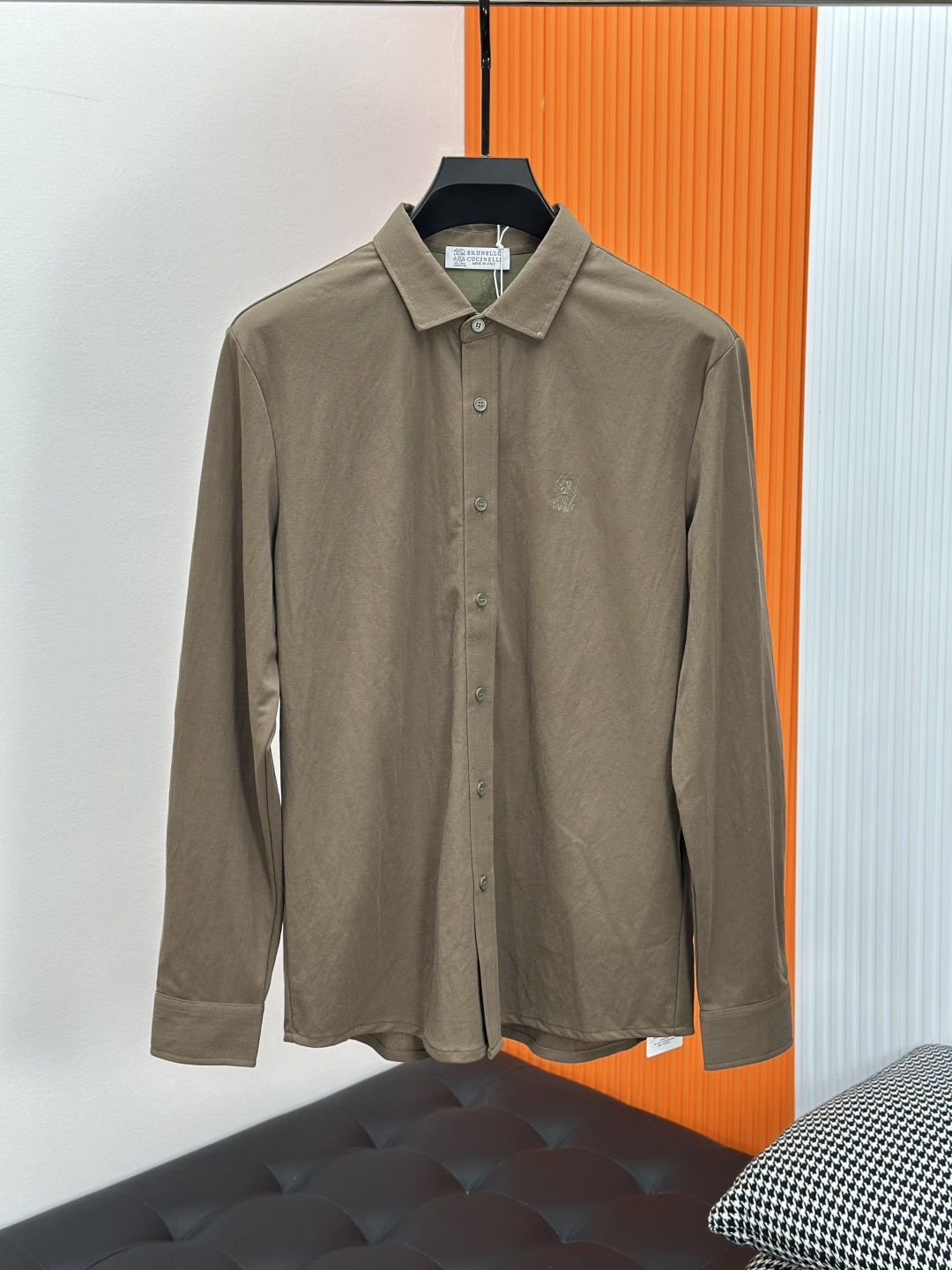 NO:645290,BC 2025 new autumn linen men's lapel long-sleeved shirt. Imported cotton and linen fabrics are presented. The fabric is garment-dyed to create an elegant texture. Original customization. Imported yarn dyeing. Integrated collar. The classic design softens the inherent sportiness of the clothes. The versatile style makes it very suitable for single wear. All accessories are provided by customers. Made of customer-supplied yarn, the thickness is light and comfortable.  Cool and breathable, skin-friendly and delicate, not sweaty, super comfortable. Solid color design, overall stylish and stylish, suitable for leisure and business!  Size M-3XL (48-56), shirts, alexander wang19860909BC 2025秋季新款麻料男士翻领长袖衬衫 进口棉麻面料呈现 面料经过成衣染色,营造出优雅纹理,原版定制 进口纱线色染 一体领口 设l经典让衣服与生俱有的运动气息得以柔和.百搭风范令其非常适合单穿,所有辅料全部客供.客供纱制作,厚度轻薄舒适 凉爽透气,亲肤细腻不闷汗,超级舒服.纯色设计款,整体就是大气时尚,休闲商务都即可！ 码数M-3XL（48-56）,,shirts,alexander wang,Men's clothing