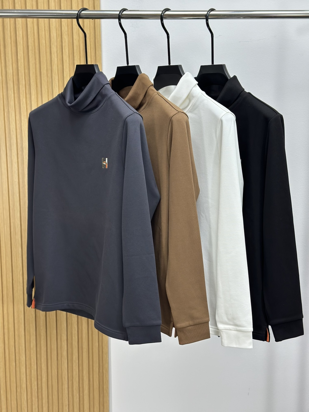 NO:599573,Hermes, top fashion high-neck brushed bottoming shirt, 2025 autumn and winter new style, high-end elegant and fashionable men's custom-made must-have item for high-end people. The fabric is polyester fiber + cotton + spandex, woven with German Terrot knitting double-sided circular machine. The inner fabric is made of feather brushed, and the diameter of the pile fiber is less than 6um (the diameter of cashmere is about 14-16um). The pile fiber is more delicate and skin-friendly than the traditional sanding process,  It is softer and warmer. Compared with the traditional sanding process, the down fiber is stronger and does not fall off easily after washing. The inner lining is super soft, the upper body is comfortable and classy, and the hand feels very smooth and soft. It can be easily controlled regardless of business, fashion or leisure, and the age span is very large. It conforms to the practical dressing customs of men. It is the first choice for senior urban fashion people. Sizes M-XXXL,, hermes, hermes, alexander wang19860909Hermes爱马仕,顶级时尚高领拉绒打底衫, 2025秋冬新款 高端优雅时尚男士定制高端人士必备单品 面料聚酯纤维+棉+氨纶,选用德国德乐(Terrot)针织双面圆机织造. 内里面料采用羽柔绒拉绒, 绒毛纤维直径小于6um(羊绒的直径约为14-16um). 绒毛纤维比传统磨毛工艺更细腻亲肤, 更轻柔保暖. 绒毛纤维相比传统磨毛工艺更牢固, 洗涤不易脱落.内里超级柔软,上身舒适大方上档次,手感非常顺滑柔软,不管商务时尚休闲都可以轻松驾驭,而且年龄跨度非常之大,吻合了男性实用的穿衣习俗,都市资深时尚人士首选 尺码M-XXXL,,hermes,hermes,alexander wang,Men's clothing