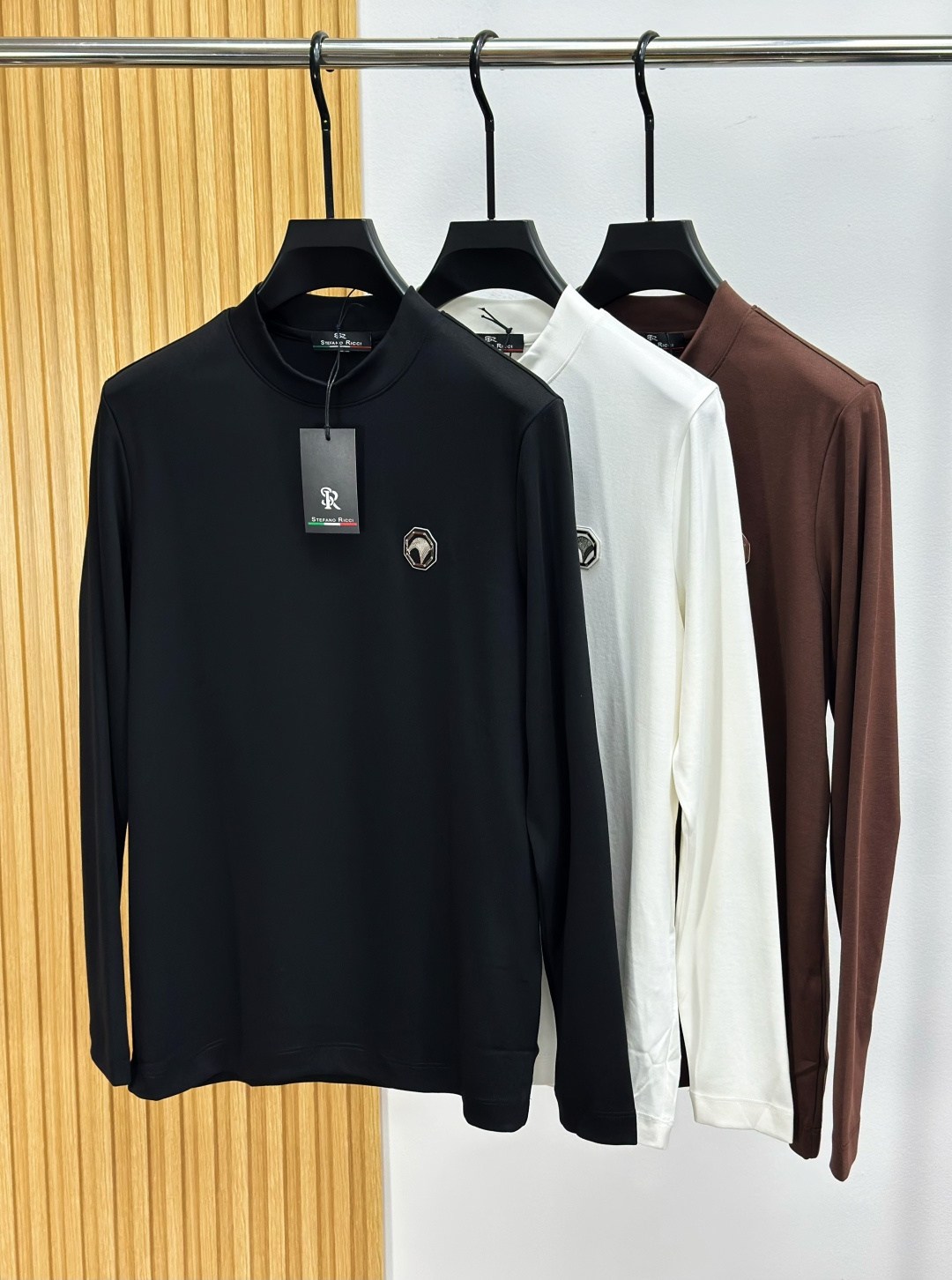 NO:599588,Stefano Ricci, 2025 new autumn and winter long-sleeved base T-shirt!  It uses high-end 80-count yarn of the noble PIMA cotton, mousse cotton fabric, and LYCRA new fiber interweaving and blending. It is finished with complex and advanced liquid ammonia mercerization. The fabric has a mousse-like skin-friendly and delicate touch, and is stiff and not easy to wrinkle, durable to wear and wash, and not easy to deform. It is a very high-end and advanced T-shirt fabric. A must-have for spring and summer!  Size M-XXXL,,tees,t-shirt,alexander wang19860909Stefano Ricci史蒂芬、2025秋冬新款长袖打底T恤！选用棉中贵族PIMA棉的高端80支纱线,慕斯棉面料,配合莱卡(LYCRA)新型纤维交织混纺.并经过复杂先进的液氨丝光整理.让面料拥有慕斯般的亲肤细腻触感,并且具有挺括不易皱, 耐穿洗,不易变形等特性. 是一款非常高端先进的T恤面料.春夏季搭配的必备款！ 尺码M-XXXL,,tees，t-shirt,alexander wang,Men's clothing