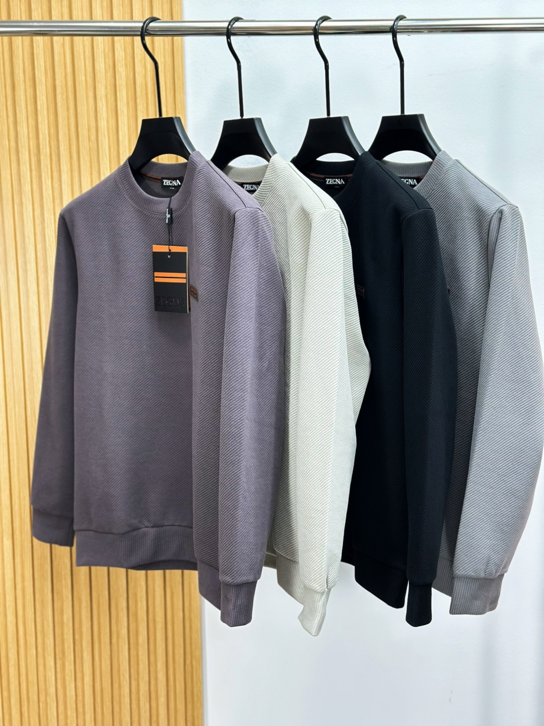 NO:599570,, Zegna Zegna, 2025 autumn latest products, available at counters simultaneously, original goods, fashionable and casual round-neck sweatshirt, imported original fabrics, the upper body is comfortable and breathable, leather craft letter pattern decoration logo, original hardware accessories decoration, extremely high grade, comfortable and versatile, the upper body is very handsome, 2 colors recommended, size M-XXXL,, zegna, hoodie, sweatshirts, alexander wang19860909,Zegna杰尼亚,2025秋季最新品,专柜同步有售,原单狠货,时尚休闲圆领卫衣,进口原版面料,上身舒适透气,拼皮工艺字母图案装饰logo,原版五金辅料装饰,档次极高,舒适百搭,上身帅气十足,2色推荐,码数M-XXXL,,zegna,hoodie,sweatshirts,alexander wang,Men's clothing