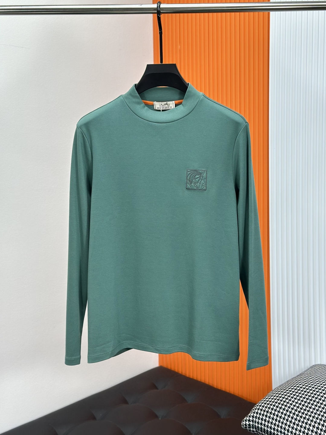 NO:599577,Thin velvet Hermes, 2025 autumn and winter new style, high-end elegant and fashionable men's customization, top fashion brushed bottoming shirt, a must-have item for high-end people, the original logo design is more luxurious and noble style, imported regenerated cellulose fiber fabric, super soft, comfortable and classy upper body, very smooth and soft feel, can be easily controlled regardless of business, fashion or leisure, and the age span is very large, in line with the practical dressing customs of men, the first choice for urban senior fashion people  Size M-XXXL,,hermes,hermes,alexander wang19860909薄绒Hermes爱马仕,2025秋冬新款 高端优雅时尚男士定制 顶级时尚拉绒打底衫,高端人士必备单品,原版logo设计更显奢华高贵风范,进口再生纤维素纤维面料,超级柔软,上身舒适大方上档次,手感非常顺滑柔软,不管商务时尚休闲都可以轻松驾驭,而且年龄跨度非常之大,吻合了男性实用的穿衣习俗,都市资深时尚人士首选 尺码M-XXXL,,hermes,hermes,alexander wang,Men's clothing