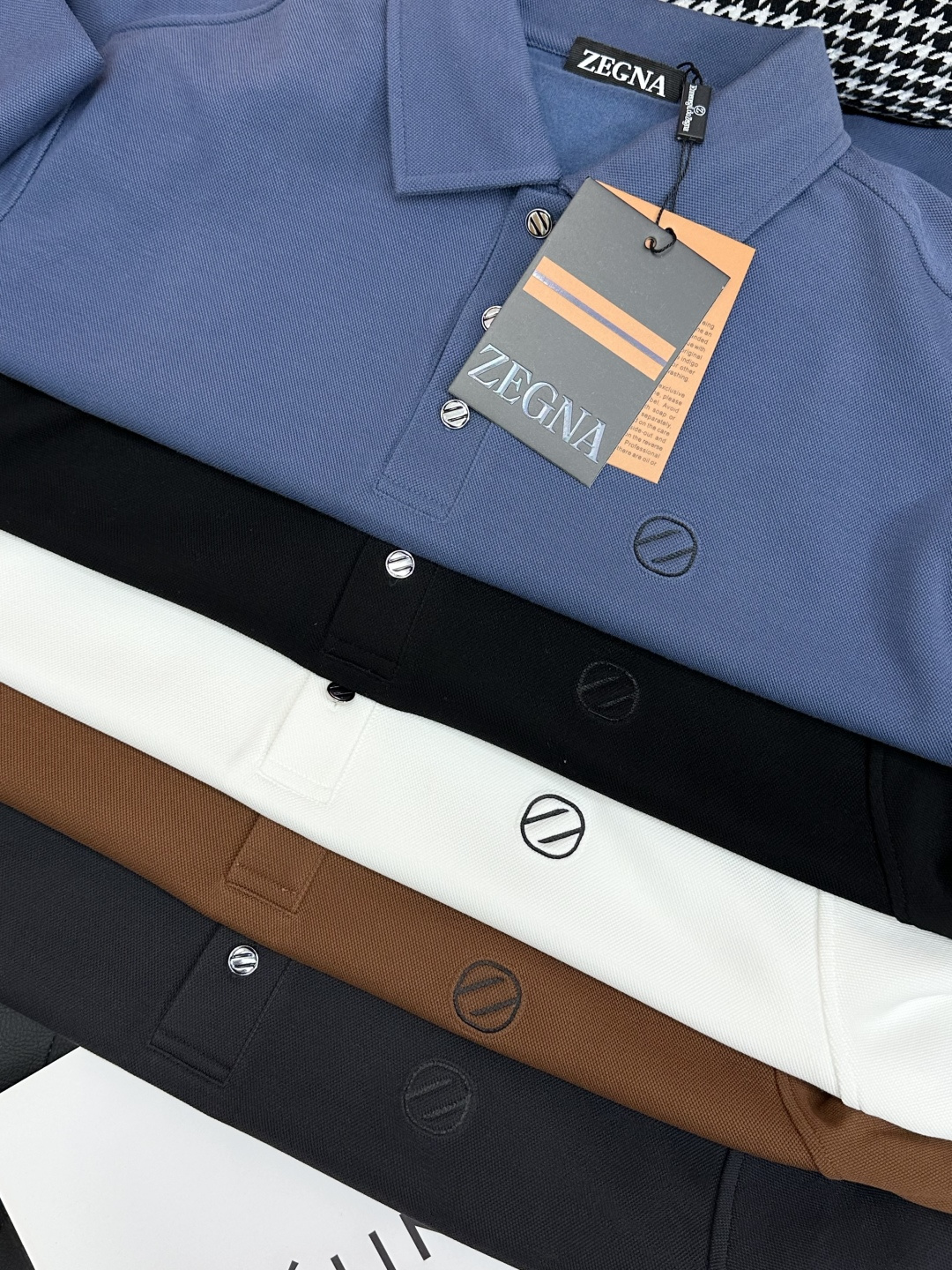 NO:599572,Velvet, Zegna, top fashion brushed lapel polo shirt, 2025 autumn and winter new style, high-end elegant and fashionable men's customized must-have item for high-end people, imported diamond pique fabric, the fabric is woven with German Terrot knitting double-sided circular machine. The pique particles are full and three-dimensional, the cloth surface is smooth, and the texture is unique. It feels soft and soft, yet still feels stiff. The inner fabric is brushed with down velvet technology,  The diameter of the down fiber is less than 6um (the diameter of cashmere is about 14-16um). The down fiber is more delicate, skin-friendly, softer and warmer than the traditional sanding process. The down fiber is stronger than the traditional sanding process and is not easy to fall off after washing. The inside is super soft, the upper body is comfortable and classy, and the hand feels very smooth and soft. It can be easily controlled regardless of business, fashion or leisure. The age span is very large, which conforms to the practical dressing customs of men. It is the first choice for senior urban fashion people.  Size M-XXXL,,zegna,alexander wang19860909加绒,Zegna杰尼亚,顶级时尚拉绒翻领polo衫, 2025秋冬新款 高端优雅时尚男士定制高端人士必备单品,进口钻石珠地面料, 面料选用德国德乐(Terrot)针织双面圆机织造. 珠地颗粒饱满立体,布面光洁,肌理独特. 手感柔润松软,又不失挺括感. 内里面料采用羽柔绒技术拉绒, 绒毛纤维直径小于6um(羊绒的直径约为14-16um). 绒毛纤维比传统磨毛工艺更细腻亲肤, 更轻柔保暖. 绒毛纤维相比传统磨毛工艺更牢固, 洗涤不易脱落.内里超级柔软,上身舒适大方上档次,手感非常顺滑柔软,不管商务时尚休闲都可以轻松驾驭,而且年龄跨度非常之大,吻合了男性实用的穿衣习俗,都市资深时尚人士首选 尺码M-XXXL,,zegna,alexander wang,Men's clothing