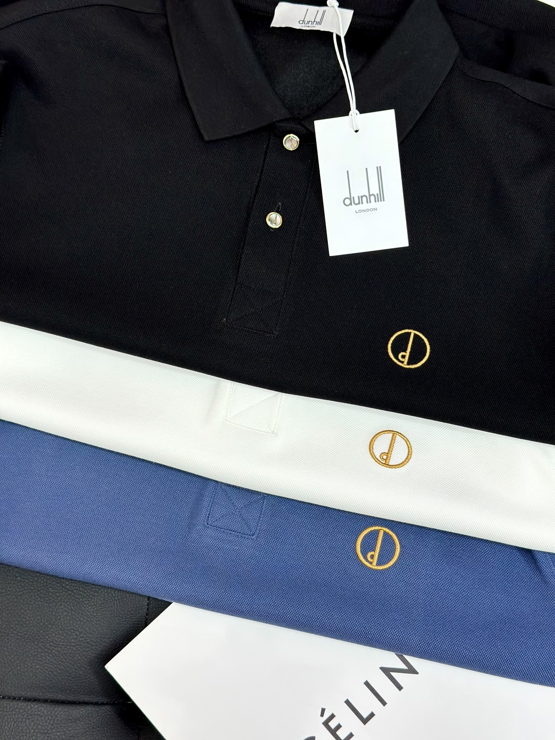 NO:599581,Plush fleece, Dunhill, top fashion brushed lapel polo shirt, 2025 new autumn and winter style. High-end, elegant and fashionable men's custom-made must-have item for high-end people. Imported diamond pique fabric. The fabric is woven with German Terrot knitting double-sided circular machine. The pique particles are full and three-dimensional, the cloth surface is smooth and the texture is unique. It feels soft and soft without losing its stiffness. The inner fabric is brushed with down velvet technology.  The diameter of the down fiber is less than 6um (the diameter of cashmere is about 14-16um). The down fiber is more delicate, skin-friendly, softer and warmer than the traditional sanding process. The down fiber is stronger than the traditional sanding process and is not easy to fall off after washing. The inside is super soft, the upper body is comfortable and classy, and the hand feels very smooth and soft. It can be easily controlled regardless of business, fashion or leisure. The age span is very large, which conforms to the practical dressing customs of men. It is the first choice for senior urban fashion people.  Size M-XXXL,,alexander wang19860909加绒,Dunhill登喜路,顶级时尚拉绒翻领polo衫, 2025秋冬新款 高端优雅时尚男士定制高端人士必备单品,进口钻石珠地面料, 面料选用德国德乐(Terrot)针织双面圆机织造. 珠地颗粒饱满立体,布面光洁,肌理独特. 手感柔润松软,又不失挺括感. 内里面料采用羽柔绒技术拉绒, 绒毛纤维直径小于6um(羊绒的直径约为14-16um). 绒毛纤维比传统磨毛工艺更细腻亲肤, 更轻柔保暖. 绒毛纤维相比传统磨毛工艺更牢固, 洗涤不易脱落.内里超级柔软,上身舒适大方上档次,手感非常顺滑柔软,不管商务时尚休闲都可以轻松驾驭,而且年龄跨度非常之大,吻合了男性实用的穿衣习俗,都市资深时尚人士首选 尺码M-XXXL,,alexander wang,Men's clothing