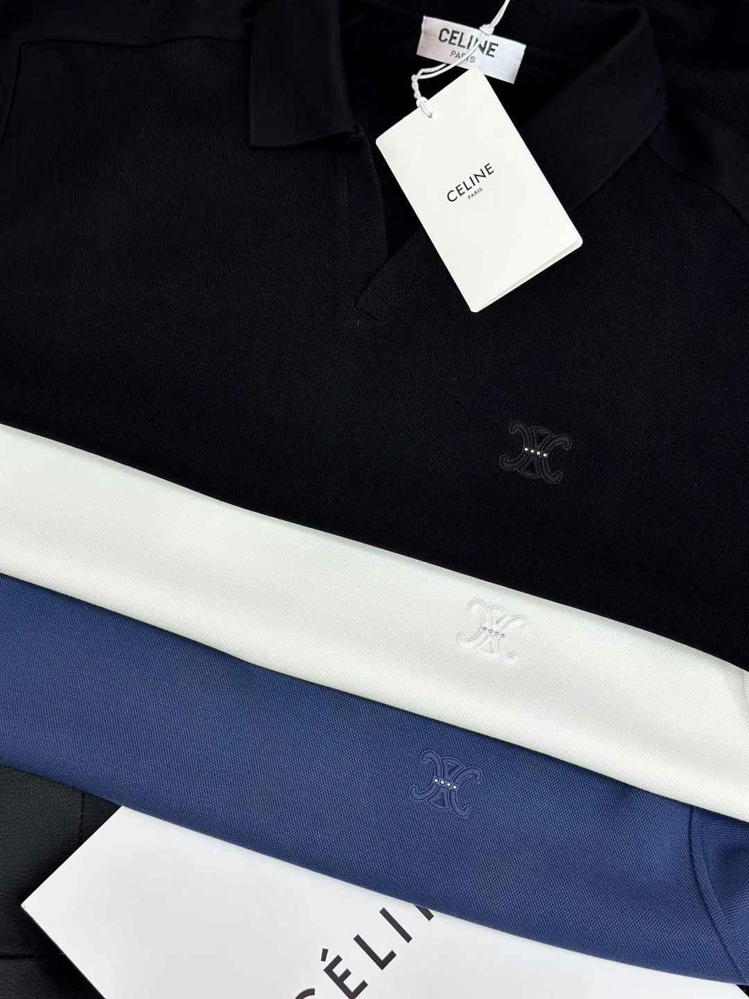 NO:599565,Plush fleece, Celine Celine, top fashion brushed lapel sweatshirt, 2025 new autumn and winter style, high-end elegant and fashionable men's custom-made must-have item for high-end people, imported diamond pique fabric, the fabric is woven with German Terrot knitting double-sided circular machine. The pique particles are full and three-dimensional, the cloth surface is smooth and clean, and the texture is unique. It feels soft and soft, yet still feels stiff. The inner fabric is brushed with feather down technology,  The diameter of the down fiber is less than 6um (the diameter of cashmere is about 14-16um). The down fiber is more delicate, skin-friendly, softer and warmer than the traditional sanding process. The down fiber is stronger than the traditional sanding process and is not easy to fall off after washing. The inside is super soft, the upper body is comfortable and classy, and the hand feels very smooth and soft. It can be easily controlled regardless of business, fashion or leisure. The age span is very large, which conforms to the practical dressing customs of men. It is the first choice for senior urban fashion people.  Size M-XXXL,,celine,celine,hoodie,sweatshirts,alexander wang19860909加绒,celine赛琳,顶级时尚拉绒翻领卫衣, 2025秋冬新款 高端优雅时尚男士定制高端人士必备单品,进口钻石珠地面料, 面料选用德国德乐(Terrot)针织双面圆机织造. 珠地颗粒饱满立体,布面光洁,肌理独特. 手感柔润松软,又不失挺括感. 内里面料采用羽柔绒技术拉绒, 绒毛纤维直径小于6um(羊绒的直径约为14-16um). 绒毛纤维比传统磨毛工艺更细腻亲肤, 更轻柔保暖. 绒毛纤维相比传统磨毛工艺更牢固, 洗涤不易脱落.内里超级柔软,上身舒适大方上档次,手感非常顺滑柔软,不管商务时尚休闲都可以轻松驾驭,而且年龄跨度非常之大,吻合了男性实用的穿衣习俗,都市资深时尚人士首选 尺码M-XXXL,,celine,celine,hoodie,sweatshirts,alexander wang,Men's clothing