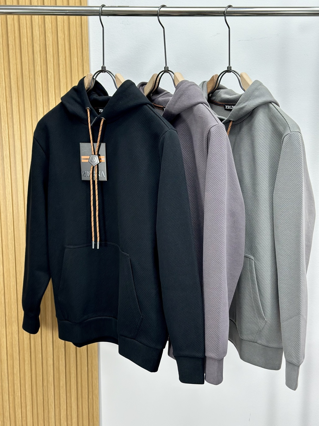 NO:599574,Ermenegildo Zeg*a Zegna 2025 new autumn and winter men's casual hooded sweatshirt, the final channel product has appeared!  !  Simultaneous sales at the counter!  It is no exaggeration to say that Zegna products have always been one of the must-have accessories for successful business people!  The brand's high-end style and strong aura are not easily surpassed by everyone. The fabric is customized with 24 cotton + 69 polyester + 7 spandex, the stitching is neat, and the upper body is fashionable and stylish. Sizes M-3XL,,zegna,hoodie,sweatshirts,hats,alexander wang19860909Ermenegildo Zeg*a杰尼亚 2025秋冬新款男士休闲连帽卫衣,压轴的渠道货出现了！！柜台同步销售！ 毫不夸张的说,Zegna的东西,从来都是成功商务人士的专属必备行头之一！品牌高级的格调以及自带强大的气场并不是所有人都能轻易凌驾的.面料定制24棉+69聚酯纤维+7氨纶,车工走线整洁,上身时尚有型. 尺码M-3XL,,zegna,hoodie,sweatshirts,hats,alexander wang,Men's clothing