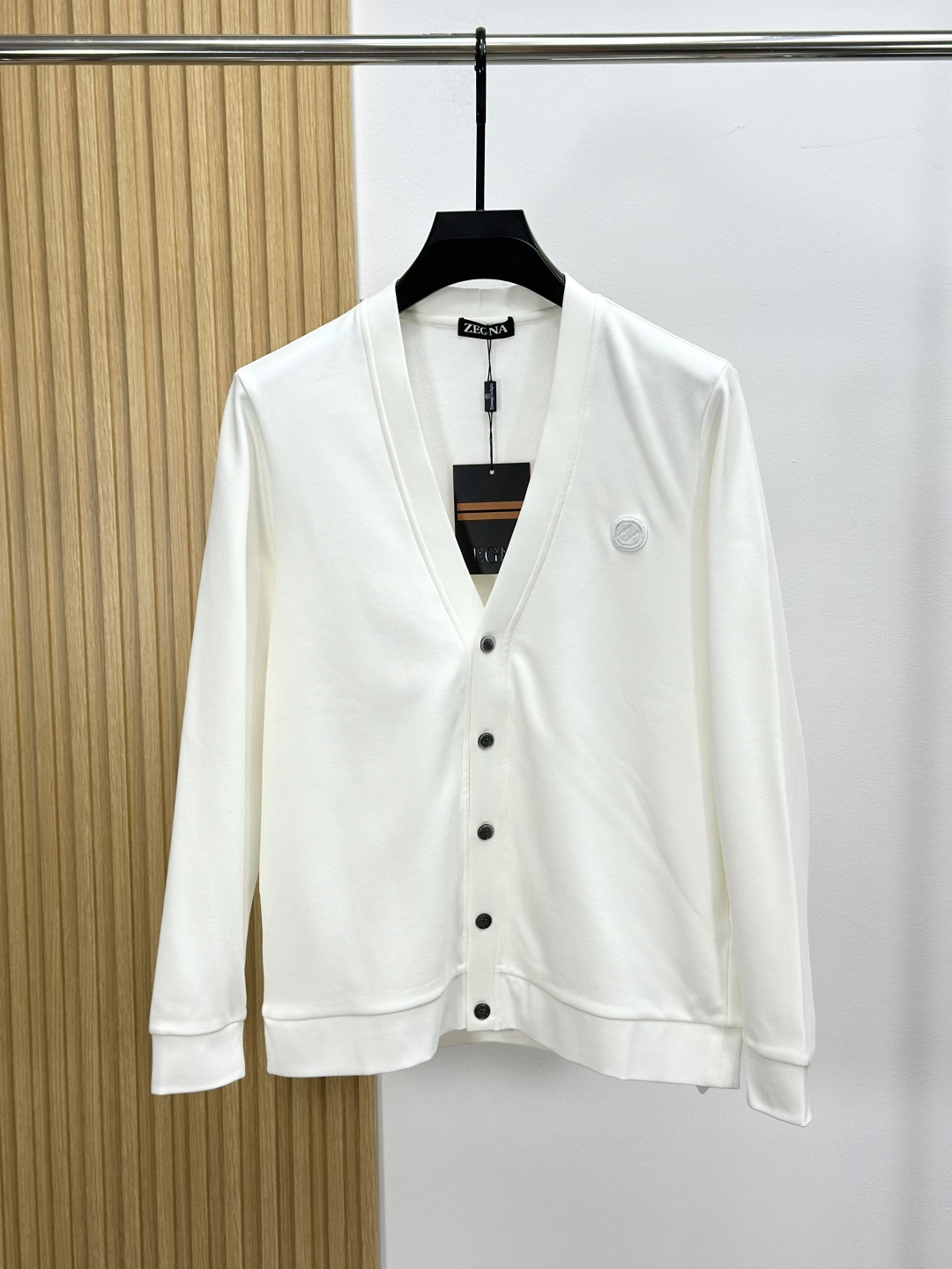 NO:599568,Ermenegildo Zeg*a Ermenegildo Zegna's top fashion fleece sweatshirt, 2025 new autumn and winter style, high-end elegant and fashionable men's custom-made must-have item for high-end people, imported diamond pique fabric, the fabric is made of German Terrot knitting double-sided circular machine. The pique particles are full and three-dimensional, the cloth surface is smooth, and the texture is unique. It feels soft and soft, yet still feels stiff. The inner fabric is brushed with down velvet technology,  The diameter of the down fiber is less than 6um (the diameter of cashmere is about 14-16um). The down fiber is more delicate, skin-friendly, softer and warmer than the traditional sanding process. The down fiber is stronger than the traditional sanding process and is not easy to fall off after washing. The inside is super soft, the upper body is comfortable and classy, and the hand feels very smooth and soft. It can be easily controlled regardless of business, fashion or leisure. The age span is very large, which conforms to the practical dressing customs of men. It is the first choice for senior urban fashion people.  Size M-XXXL,,zegna,hoodie,sweatshirts,alexander wang19860909加绒Ermenegildo Zeg*a杰尼亚 顶级时尚加绒卫衣, 2025秋冬新款 高端优雅时尚男士定制高端人士必备单品,进口钻石珠地面料, 面料选用德国德乐(Terrot)针织双面圆机织造. 珠地颗粒饱满立体,布面光洁,肌理独特. 手感柔润松软,又不失挺括感. 内里面料采用羽柔绒技术拉绒, 绒毛纤维直径小于6um(羊绒的直径约为14-16um). 绒毛纤维比传统磨毛工艺更细腻亲肤, 更轻柔保暖. 绒毛纤维相比传统磨毛工艺更牢固, 洗涤不易脱落.内里超级柔软,上身舒适大方上档次,手感非常顺滑柔软,不管商务时尚休闲都可以轻松驾驭,而且年龄跨度非常之大,吻合了男性实用的穿衣习俗,都市资深时尚人士首选 尺码M-XXXL,,zegna,hoodie,sweatshirts,alexander wang,Men's clothing