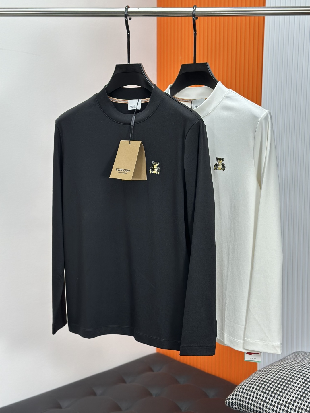 NO:599585,Burberry 2025 autumn and winter new fake two-piece long-sleeved T-shirts with minimalist body shape!  Top-grade knitted cotton + Lycra fiber blended texture. The overall touch is extremely comfortable, full of stretch and skin-friendly effect. Orders from trading companies, simultaneous sales on the official website, simple and elegant, fashionable and versatile, and the appearance is impeccable!! The quality of the fabric is also of the same high standard as always. It is soft, stylish, breathable and comfortable. The upper body has a good drape and is not easy to deform! It is also not easy to fade!  It makes the overall upper body effect more low-key, luxurious, noble and elegant! It shows a different flavor! Business casual, fashionable and versatile, it is simply a must-have item for every successful man! Size M-XXXL, burberry, tees, t-shirt, alexander wang19860909巴宝莉 2025秋冬新品假两件长袖T恤衫 极简的衣身造型！ 顶级针织棉质+莱卡纤维混纺质地 整体的触感极为舒适,弹力十足亲肤效果高级,贸易公司渠道订单,官网同步发售,简约大气,时尚百搭,品相更是无法挑剔!!面料这块品质也是一如既往的高规格 柔软有型、透气舒适.上身垂感好,不易变形!更不易褪色! 使得整体的上身效果更加的低调奢华,高贵典雅!彰显出别样的风味!商务休闲,时尚百搭,简直是每位成功男士的必备单品! 码数M-XXXL,,burberry,tees，t-shirt,alexander wang,Men's clothing