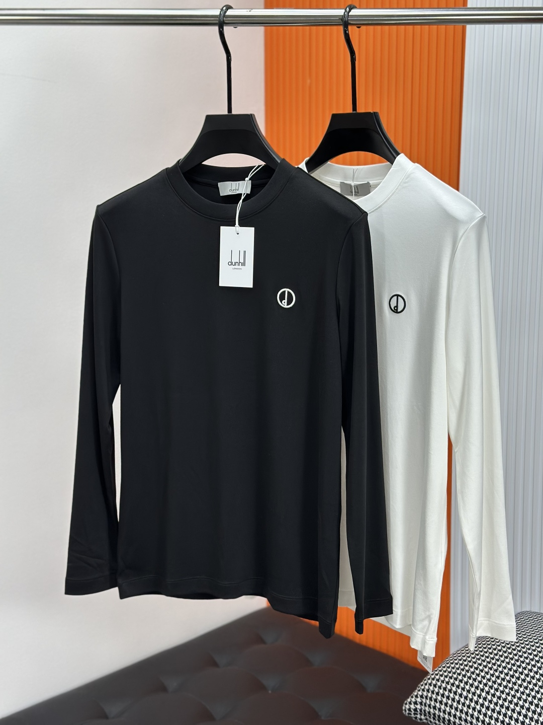 NO:599583,Dunhill, 2025 autumn and winter new butterfly embroidered long-sleeved base T-shirt!  It uses high-end 80-count yarn of the noble PIMA cotton, mousse cotton fabric, and LYCRA new fiber interweaving and blending. It is finished with complex and advanced liquid ammonia mercerization. The fabric has a mousse-like skin-friendly and delicate touch, and is stiff and not easy to wrinkle, durable to wear and wash, and not easy to deform. It is a very high-end and advanced T-shirt fabric. A must-have for spring and summer!  Size M-XXXL,,tees,t-shirt,alexander wang19860909登喜路、2025秋冬新款蝴蝶刺绣长袖打底T恤！选用棉中贵族PIMA棉的高端80支纱线,慕斯棉面料,配合莱卡(LYCRA)新型纤维交织混纺.并经过复杂先进的液氨丝光整理.让面料拥有慕斯般的亲肤细腻触感,并且具有挺括不易皱, 耐穿洗,不易变形等特性. 是一款非常高端先进的T恤面料.春夏季搭配的必备款！ 尺码M-XXXL,,tees，t-shirt,alexander wang,Men's clothing