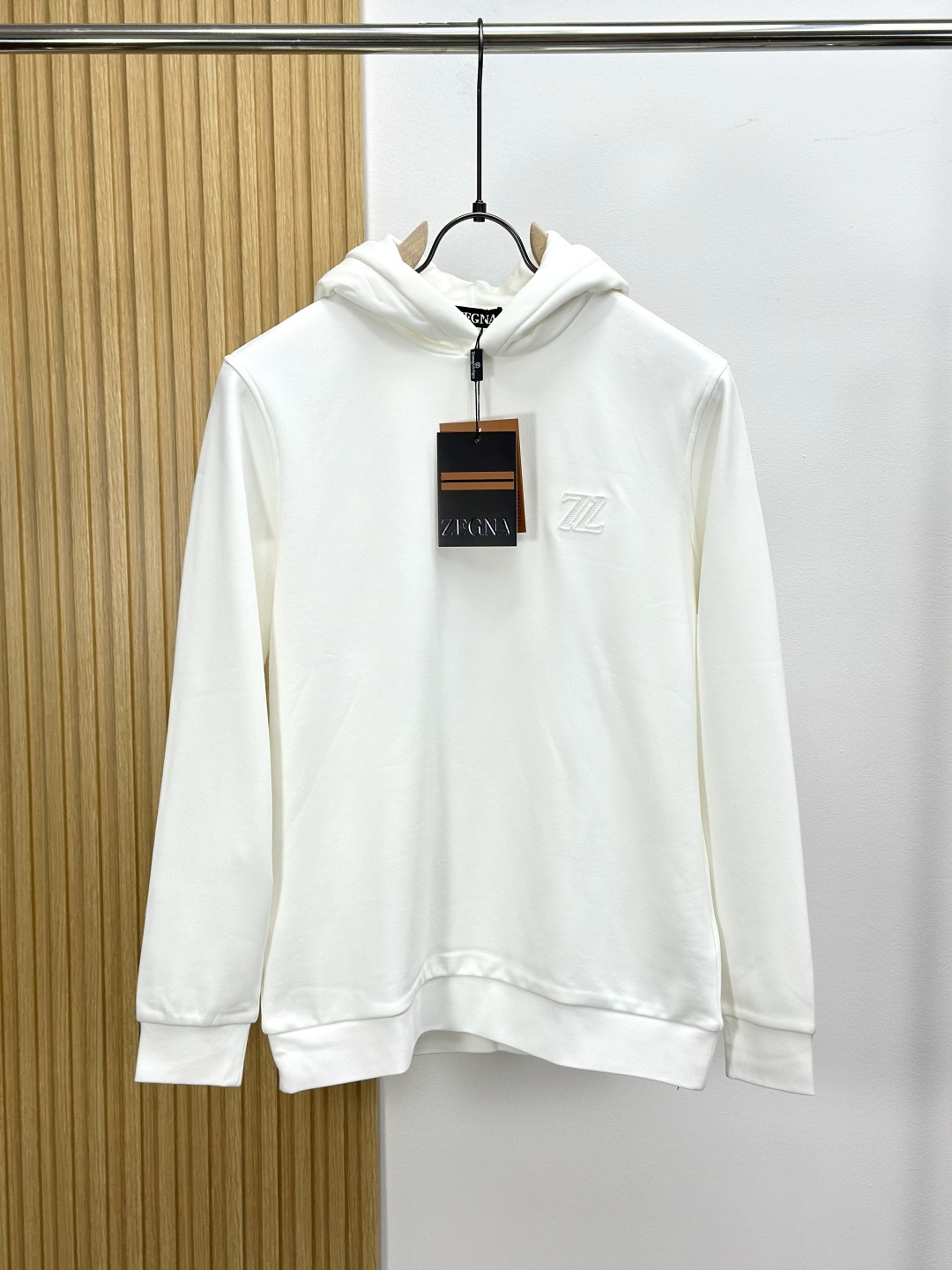 NO:599576,Hooded plus fleece Ermenegildo Zeg*a Ermenegildo Zegna top fashion plus fleece sweatshirt, 2025 autumn and winter new style, high-end elegant and fashionable men's customized must-have item for high-end people, imported diamond pique fabric, the fabric is woven with German Terrot knitting double-sided circular machine. The pique particles are full and three-dimensional, the cloth surface is smooth and clean, and the texture is unique. It feels soft and soft without losing the stiffness. The inner fabric is brushed with down velvet technology,  The diameter of the down fiber is less than 6um (the diameter of cashmere is about 14-16um). The down fiber is more delicate, skin-friendly, softer and warmer than the traditional sanding process. The down fiber is stronger than the traditional sanding process and is not easy to fall off after washing. The inside is super soft, the upper body is comfortable and classy, and the hand feels very smooth and soft. It can be easily controlled regardless of business, fashion or leisure. The age span is very large, which conforms to the practical dressing customs of men. It is the first choice for senior urban fashion people.  Size M-XXXL,,zegna,hoodie,sweatshirts,hats,alexander wang19860909连帽加绒Ermenegildo Zeg*a杰尼亚 顶级时尚加绒卫衣, 2025秋冬新款 高端优雅时尚男士定制高端人士必备单品,进口钻石珠地面料, 面料选用德国德乐(Terrot)针织双面圆机织造. 珠地颗粒饱满立体,布面光洁,肌理独特. 手感柔润松软,又不失挺括感. 内里面料采用羽柔绒技术拉绒, 绒毛纤维直径小于6um(羊绒的直径约为14-16um). 绒毛纤维比传统磨毛工艺更细腻亲肤, 更轻柔保暖. 绒毛纤维相比传统磨毛工艺更牢固, 洗涤不易脱落.内里超级柔软,上身舒适大方上档次,手感非常顺滑柔软,不管商务时尚休闲都可以轻松驾驭,而且年龄跨度非常之大,吻合了男性实用的穿衣习俗,都市资深时尚人士首选 尺码M-XXXL,,zegna,hoodie,sweatshirts,hats,alexander wang,Men's clothing