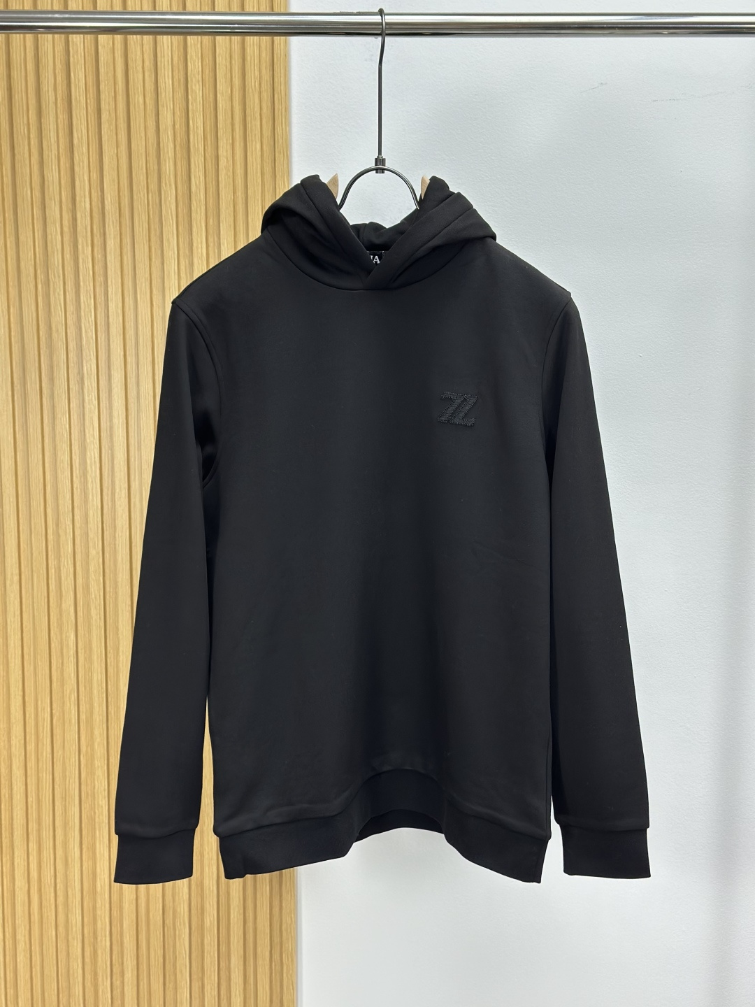 NO:599569,Hooded plus fleece Ermenegildo Zeg*a Ermenegildo Zegna top fashion plus fleece sweatshirt, 2025 autumn and winter new style, high-end elegant and fashionable men's customized must-have item for high-end people, imported diamond pique fabric, the fabric is woven with German Terrot knitting double-sided circular machine. The pique particles are full and three-dimensional, the cloth surface is smooth and clean, and the texture is unique. It feels soft and soft without losing the stiffness. The inner fabric is brushed with down velvet technology,  The diameter of the down fiber is less than 6um (the diameter of cashmere is about 14-16um). The down fiber is more delicate, skin-friendly, softer and warmer than the traditional sanding process. The down fiber is stronger than the traditional sanding process and is not easy to fall off after washing. The inside is super soft, the upper body is comfortable and classy, and the hand feels very smooth and soft. It can be easily controlled regardless of business, fashion or leisure. The age span is very large, which conforms to the practical dressing customs of men. It is the first choice for senior urban fashion people.  Size M-XXXL,,zegna,hoodie,sweatshirts,hats,alexander wang19860909连帽加绒Ermenegildo Zeg*a杰尼亚 顶级时尚加绒卫衣, 2025秋冬新款 高端优雅时尚男士定制高端人士必备单品,进口钻石珠地面料, 面料选用德国德乐(Terrot)针织双面圆机织造. 珠地颗粒饱满立体,布面光洁,肌理独特. 手感柔润松软,又不失挺括感. 内里面料采用羽柔绒技术拉绒, 绒毛纤维直径小于6um(羊绒的直径约为14-16um). 绒毛纤维比传统磨毛工艺更细腻亲肤, 更轻柔保暖. 绒毛纤维相比传统磨毛工艺更牢固, 洗涤不易脱落.内里超级柔软,上身舒适大方上档次,手感非常顺滑柔软,不管商务时尚休闲都可以轻松驾驭,而且年龄跨度非常之大,吻合了男性实用的穿衣习俗,都市资深时尚人士首选 尺码M-XXXL,,zegna,hoodie,sweatshirts,hats,alexander wang,Men's clothing