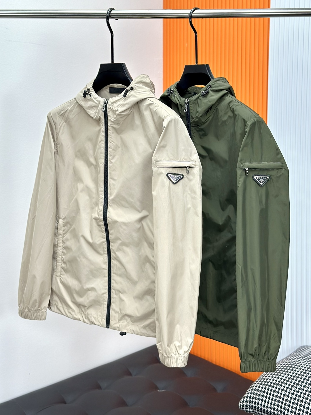 NO:599586,Prada Prada Prada 25ss early autumn [new product] windbreaker jacket hot style new casual fashion jacket autumn and winter counter!  Ultra-avant-garde design style, delicate and comfortable, very light to wear and not easy to wrinkle. The overall design is quite visual, the upper body is casual and stylish, and has a certain degree of stiffness. It is definitely at the forefront of fashion and is recommended for urban leisure. Size M~3XL,, prada, prada, jackets & coats, jackets & coats, alexander wang19860909Prada普拉达普拉达25ss早秋【新品】风衣夹克外套爆款 秋冬专柜新款休闲时尚夹克外套！超前卫设计风格 细腻舒适 穿着非常轻便不易起皱.整体的设计颇具视觉感,上身休闲有型,有一定的挺括度,绝对走在时尚最尖端的气质感推荐,都市休闲必备.码数M~3XL,,prada,prada,jackets & coats,jackets & coats,alexander wang,Men's clothing