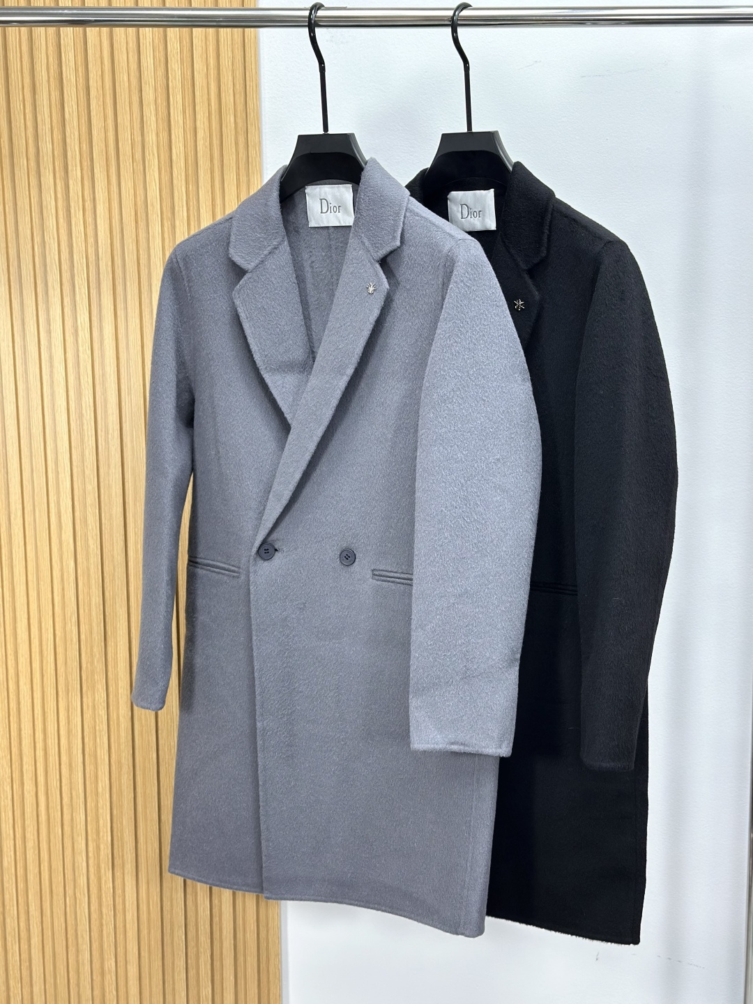NO:599580,Dior Dior mainly promotes the 2025 autumn and winter new men's double-sided wool coat, which shows luxurious quality and excellent style. A must-have item for men in autumn and winter. This coat is carefully made of 90% Australian imported wool and 10% vicuña velvet. It has a fine texture, softness and comfort, bringing you an unparalleled warmth experience in the cold autumn and winter seasons. Two classic colors, black and khaki, are available to meet the needs of different occasions and personal styles.  Its suit collar design highlights elegance, and the mid-length version is more aura. Whether it is a business occasion or daily travel, it can make you the focus of attention. Size M-XXXL,, dior, dior, business suit, alexander wang19860909Dior迪奥 主推现货2025秋冬新款男士双面羊毛大衣,尽显奢华品质与卓越风范.秋冬男士必备单品  这款大衣采用90澳洲进口羊毛10骆马绒精心打造,质感细腻,柔软舒适,为你在寒冷的秋冬季节带来无与伦比的温暖体验.黑色与卡其色两种经典颜色可选,满足不同场合与个人风格的需求.  其西装领设计,凸显优雅大气,中长款的版型更具气场.无论是商务场合还是日常出行,都能让你成为众人瞩目的焦点.   码数M-XXXL,,dior,dior,business suit,alexander wang,Men's clothing