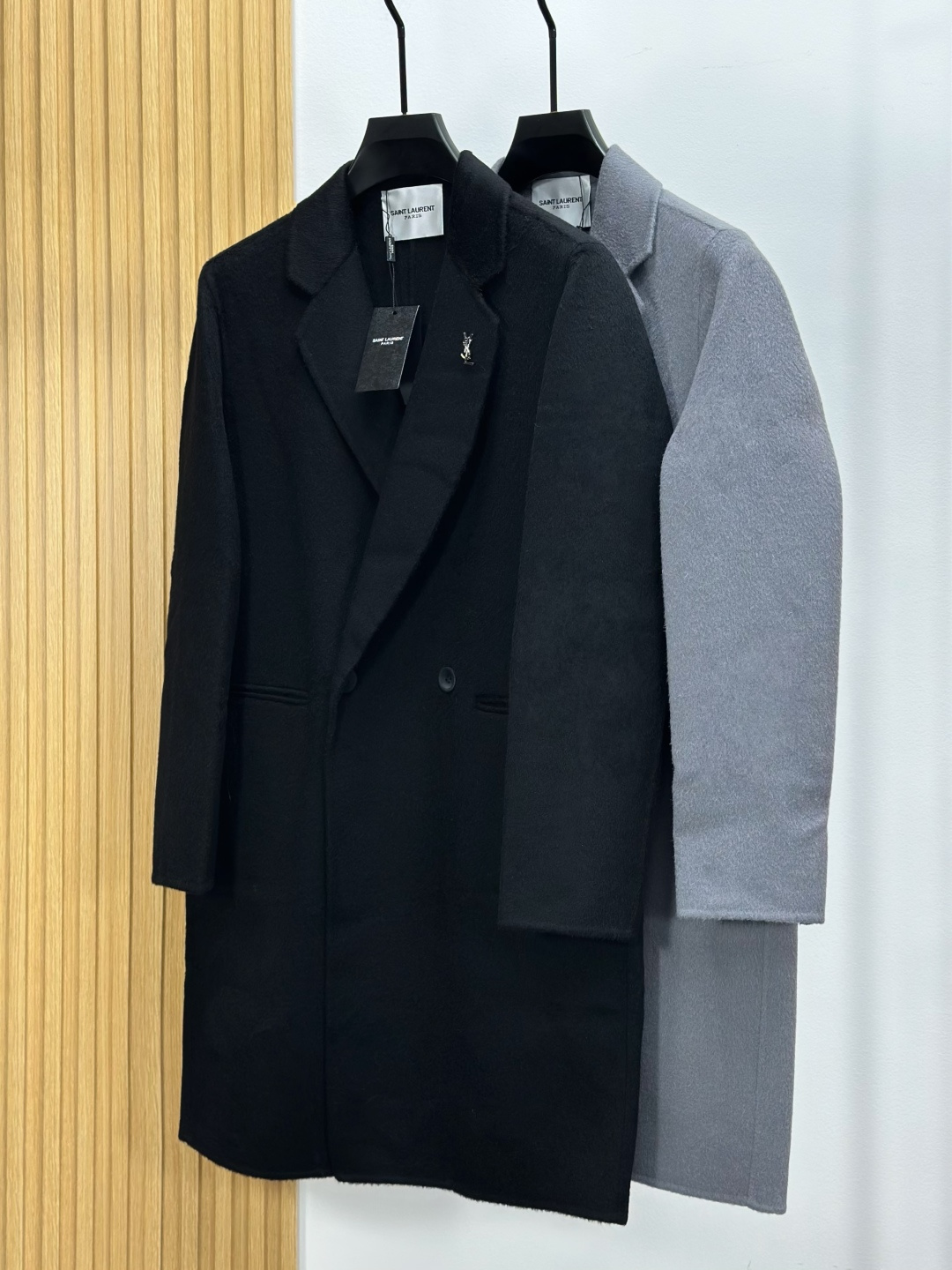 NO:599582,ysl Yves Saint Laurent mainly promotes the 2025 autumn and winter new men's double-sided wool coat, which shows luxurious quality and excellent style. A must-have item for men in autumn and winter. This coat is carefully made of 90% Australian imported wool and 10% vicuña. It has a fine texture, softness and comfort, bringing you an unparalleled warmth experience in the cold autumn and winter seasons. Two classic colors, black and gray, are available to meet the needs of different occasions and personal styles.  Its suit collar design highlights elegance, and the mid-length version is more aura. Whether it is a business occasion or daily travel, it can make you the focus of attention. Size M-XXXL,, saint laurent, saint laurent, business suit, alexander wang19860909ysl圣罗兰 主推现货2025秋冬新款男士双面羊毛大衣,尽显奢华品质与卓越风范.秋冬男士必备单品  这款大衣采用90澳洲进口羊毛10骆马绒精心打造,质感细腻,柔软舒适,为你在寒冷的秋冬季节带来无与伦比的温暖体验.黑色与灰色两种经典颜色可选,满足不同场合与个人风格的需求.  其西装领设计,凸显优雅大气,中长款的版型更具气场.无论是商务场合还是日常出行,都能让你成为众人瞩目的焦点.   码数M-XXXL,,saint laurent,saint laurent,business suit,alexander wang,Men's clothing