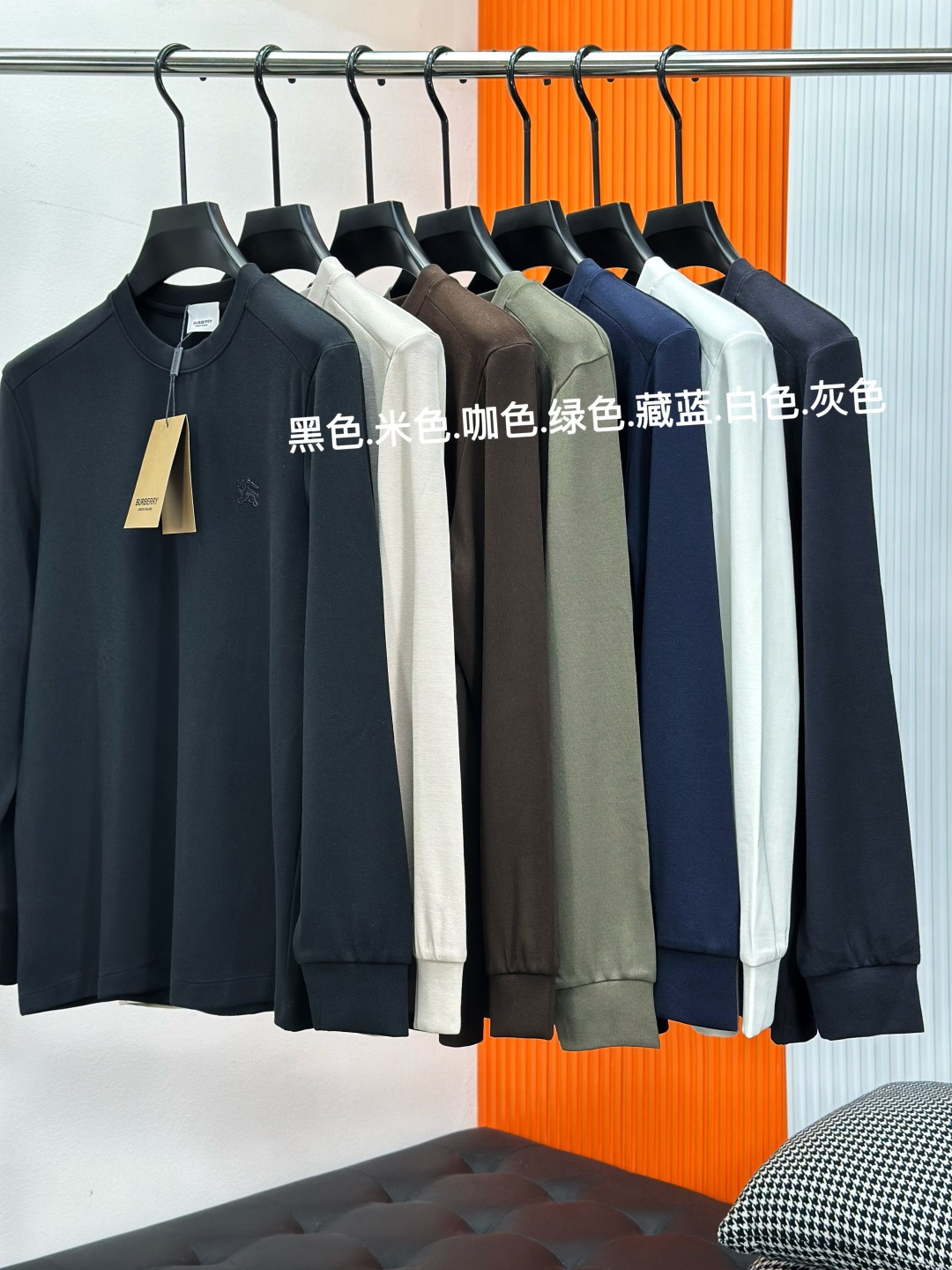 NO:645261,Burberry 25ss early autumn new long-sleeved T-shirt, loose and slightly wide version, iconic embroidered war horse logo on the chest, simple and versatile, imported Lycra cotton fabric, natural and soft texture, super comfortable next to the body, T-shirt is comfortable and practical for daily wear, super tough and feels better than ordinary cotton, the fabric texture is fine, soft, skin-friendly, breathable and drapey. The upper body is simple and versatile  Size M-3XL,,burberry,burberry,tees,t-shirt,alexander wang19860909Burberry巴宝莉25ss早秋新款长袖T恤,宽松微阔版型,前胸标志性刺绣战马标识logo,简约百搭款, 进口莱卡棉面料,质地自然柔软、贴身超级舒服,T恤日常穿搭很自在很实用,超级的有韧性比起一般的棉手感质感都更好的,面料质地细腻、柔软、亲肤,透气性及悬垂性好.上身简约百搭 尺码M-3XL,,burberry,burberry,tees，t-shirt,alexander wang,Men's clothing