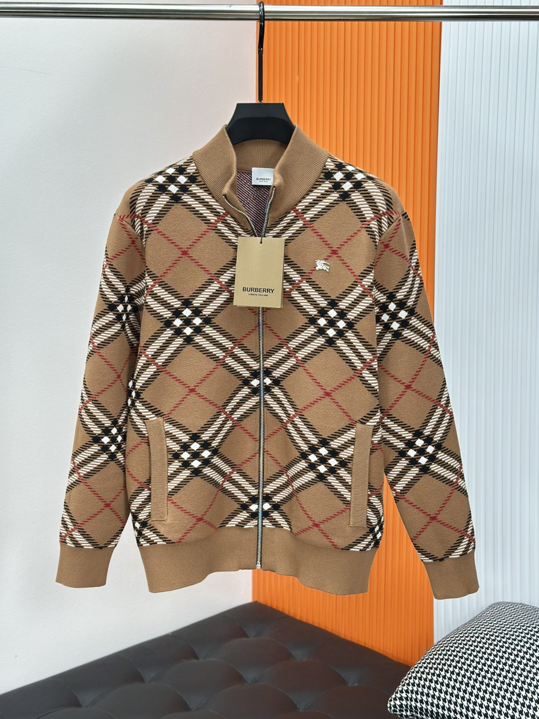 NO:599556,Burberry 25ss new plaid sheep wool blended knitted cardigan, made of imported sheep wool nylon and anti-pilling acrylic blended fabric, anti-static, decorated with war horse logo, knitted Burberry plaid. It adopts a zipper design and presents a casual fit. It comes from the Burberry classic series and interprets the wardrobe essential style with a distinctive brand style. Size M-XXXL,, burberry, burberry, alexander wang19860909Burberry巴宝莉 25ss新款格纹绵羊毛混纺针织开衫,选用进口绵羊毛锦纶和抗起球腈纶混纺面料打造,防静电,装饰战马logo,针织 Burberry 格纹.采用拉链设计,呈现休闲版型.来自 Burberry 经典之作系列,以鲜明品牌风格诠释衣橱必备款式. 码数M-XXXL,,burberry,burberry,alexander wang,Men's clothing