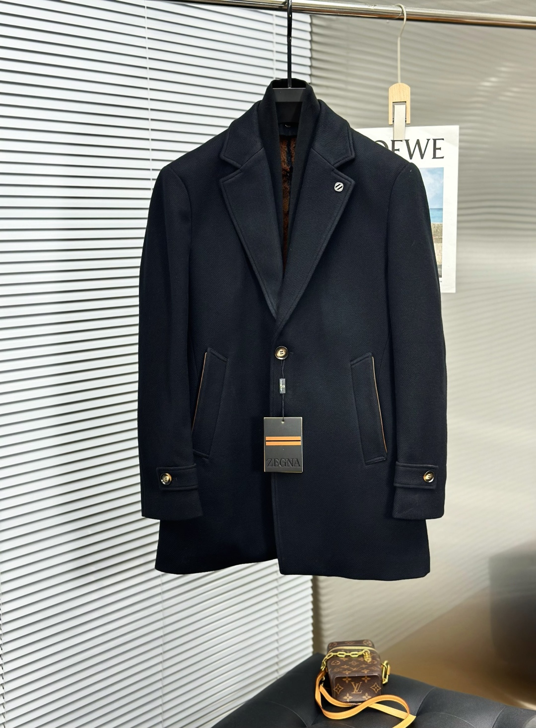 NO:649452,Zeg*na Zegna 2025FW latest wool coat in autumn and winter with down!  Warm and fashionable EZ Jia Zhenpin launches mid-length down jacket #The perfect fusion of wool coat and down, EZ Jia Zhenpin jacket down jacket brings you the dual enjoyment of warmth and fashion for your winter wear!  This down jacket combines the natural thermal insulation properties of wool to lock in body temperature and resist cold. It also has good breathability to keep your skin dry and comfortable at all times. The high-quality down filled inside has been strictly screened to ensure excellent thermal insulation performance. The lightweight down layer is combined with the wool outer fabric to create a jacket that is both lightweight and warm, making your winter travel easier.  EZ's down jacket also spares no effort in design, with simple yet fashionable tailoring, suitable for all body shapes. Whether it is daily commuting, weekend leisure or outdoor activities, EZ's down jacket is your ideal choice. It can not only resist the cold, but also enhance your overall look, allowing you to show your personality and style in the cold winter. Add a sense of warmth and fashion to your winter. Sizes M-3XL,,zegna,jackets & coats,jackets &  coats,down jacket,alexander wang19860909濑兔毛Zeg*na杰尼亚2025FW 秋冬最新羊毛大衣搭配羽绒！保暖又时尚EZ家臻品推出中长款羽绒服#羊毛大衣与羽绒的完美融合,EZ家臻品夹克羽绒服外套,为您的冬季穿搭带来既保暖又时尚的双重享受！ 这款羽绒服外套结合了羊毛的天然保暖特性能够锁住体温,抵御寒冷,还具有良好的透气性,让您的肌肤时刻保持干爽舒适. 内里填充的高品质羽绒,经过严格筛选,确保了卓越的保暖性能.轻盈的羽绒层与羊毛外层面料相结合,打造出一件既轻便又温暖的外套,让您的冬季出行更加轻松自如. EZ家的这款羽绒服外套在设计上同样不遗余力,简约而不失时尚感的剪裁,适合各种身形.无论是日常通勤、周末休闲还是户外活动,EZ家的夹克羽绒服外套都是您理想的选择.它不仅能够抵御严寒,还能提升您的整体造型,让您在寒冷的冬季也能展现个性与风采.为您的冬季增添一份温暖与时尚. 尺码M-3XL,,zegna,jackets & coats,jackets & coats,down jacket,alexander wang,Men's clothing