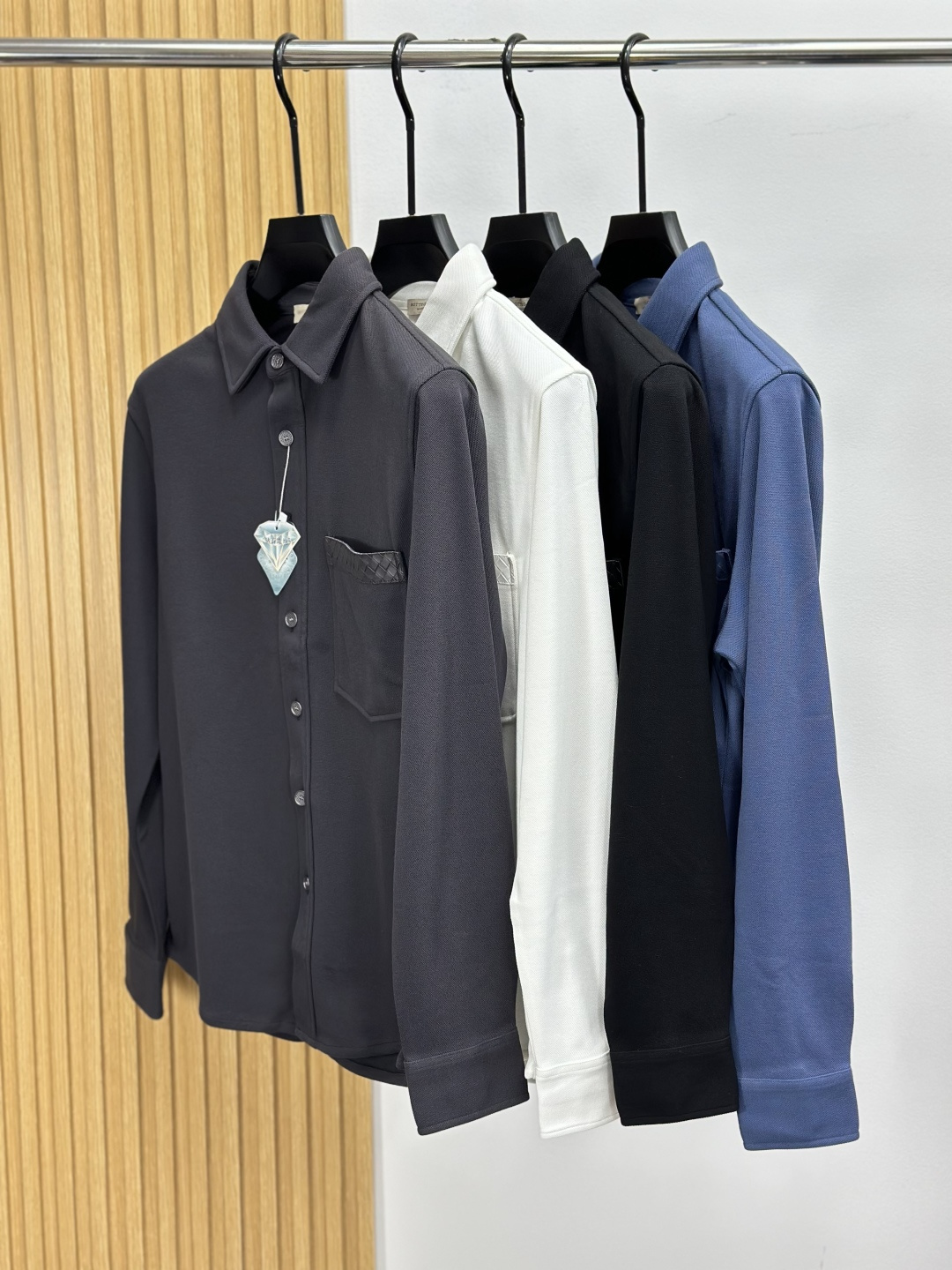 NO:645259,BV Bottega Veneta, top fashion leather brushed shirt, 2025 autumn and winter new style, high-end elegant and fashionable men's custom-made must-have item for high-end people, imported diamond pique fabric, the fabric is made of German Terrot knitting double-sided circular machine. The pique particles are full and three-dimensional, the cloth surface is smooth and clean, and the texture is unique. It feels soft and soft without losing its stiffness. The inner fabric is brushed with down velvet technology.  The diameter of the down fiber is less than 6um (the diameter of cashmere is about 14-16um). The down fiber is more delicate, skin-friendly, softer and warmer than the traditional sanding process. The down fiber is stronger than the traditional sanding process and is not easy to fall off after washing. The inside is super soft, the upper body is comfortable and classy, and the hand feels very smooth and soft. It can be easily controlled regardless of business, fashion or leisure. The age span is very large, which conforms to the practical dressing customs of men. It is the first choice for senior urban fashion people.  Size M-XXXL,,bottega veneta,bottega veneta,shirts,alexander wang19860909BV葆蝶家,顶级时尚拼皮拉绒衬衫, 2025秋冬新款 高端优雅时尚男士定制高端人士必备单品,进口钻石珠地面料, 面料选用德国德乐(Terrot)针织双面圆机织造. 珠地颗粒饱满立体,布面光洁,肌理独特. 手感柔润松软,又不失挺括感. 内里面料采用羽柔绒技术拉绒, 绒毛纤维直径小于6um(羊绒的直径约为14-16um). 绒毛纤维比传统磨毛工艺更细腻亲肤, 更轻柔保暖. 绒毛纤维相比传统磨毛工艺更牢固, 洗涤不易脱落.内里超级柔软,上身舒适大方上档次,手感非常顺滑柔软,不管商务时尚休闲都可以轻松驾驭,而且年龄跨度非常之大,吻合了男性实用的穿衣习俗,都市资深时尚人士首选 尺码M-XXXL,,bottega veneta,bottega veneta,shirts,alexander wang,Men's clothing