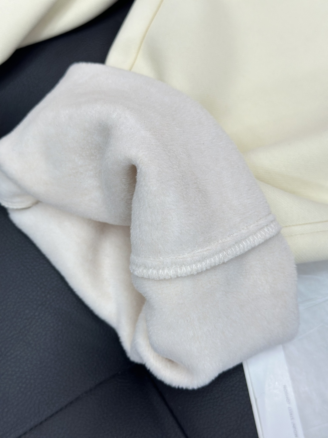 加绒加厚balenciaga巴黎世家2025秋冬系列！空气层复合热绒面料具有优异的透气性能，柔软轻盈不塌