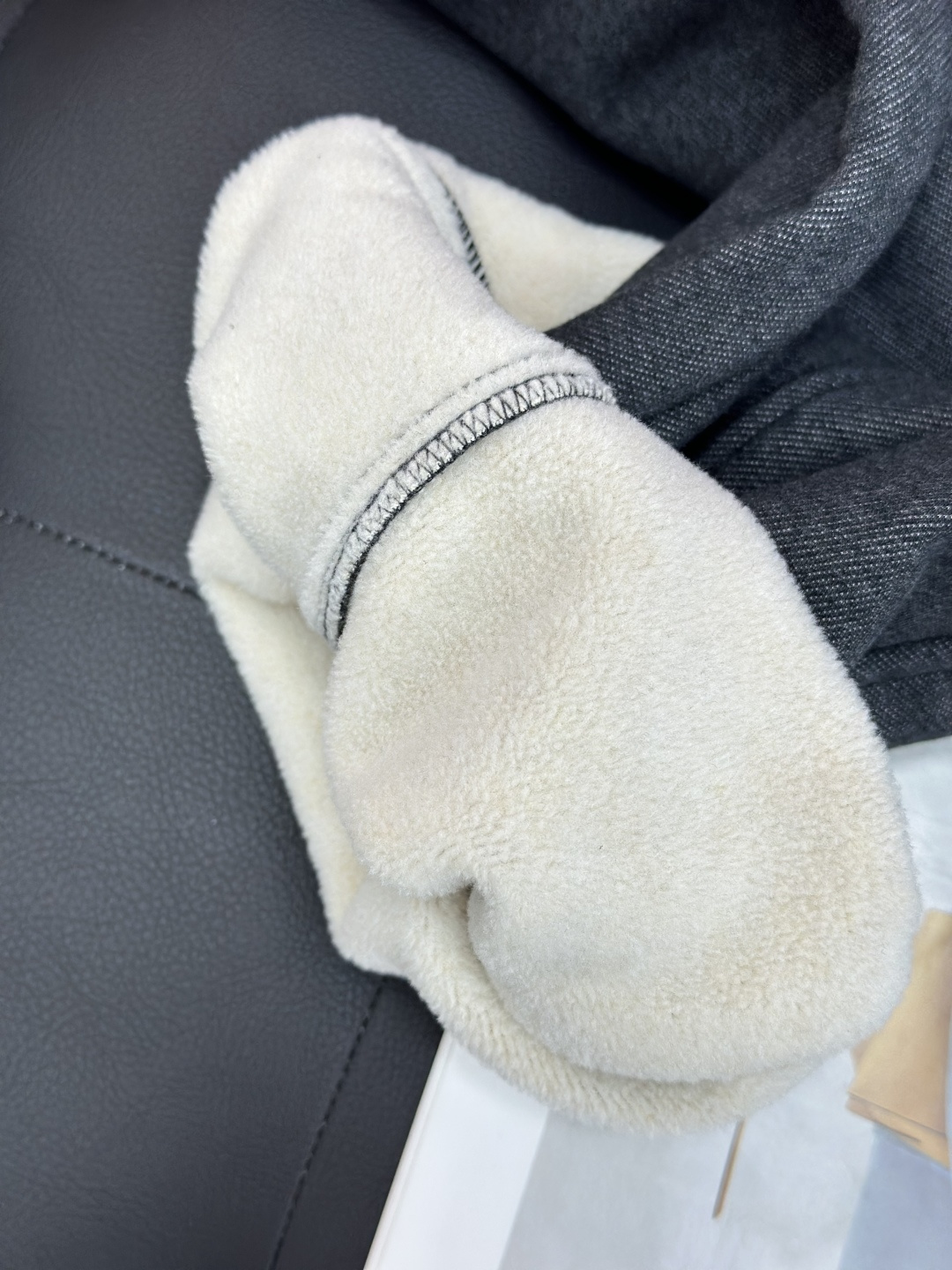 加绒加厚balenciaga巴黎世家2025秋冬系列！空气层复合热绒面料具有优异的透气性能，柔软轻盈不塌