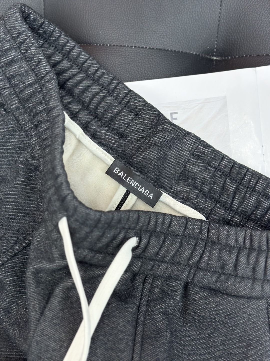 加绒加厚balenciaga巴黎世家2025秋冬系列！空气层复合热绒面料具有优异的透气性能，柔软轻盈不塌