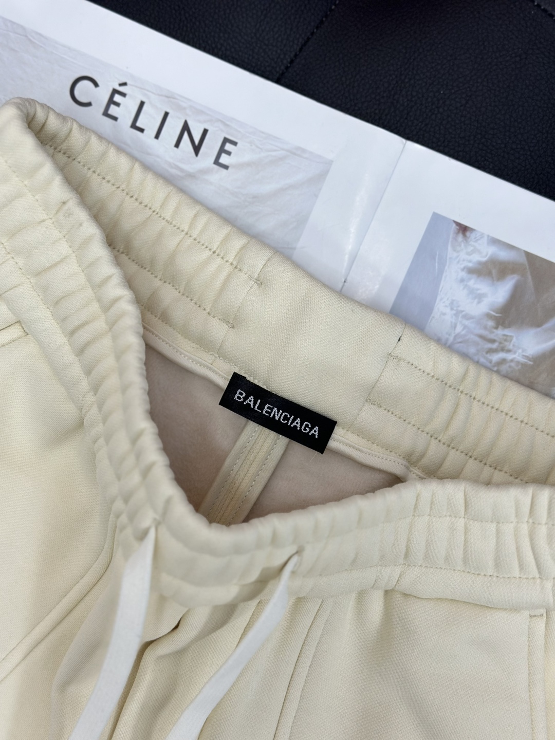 加绒加厚balenciaga巴黎世家2025秋冬系列！空气层复合热绒面料具有优异的透气性能，柔软轻盈不塌