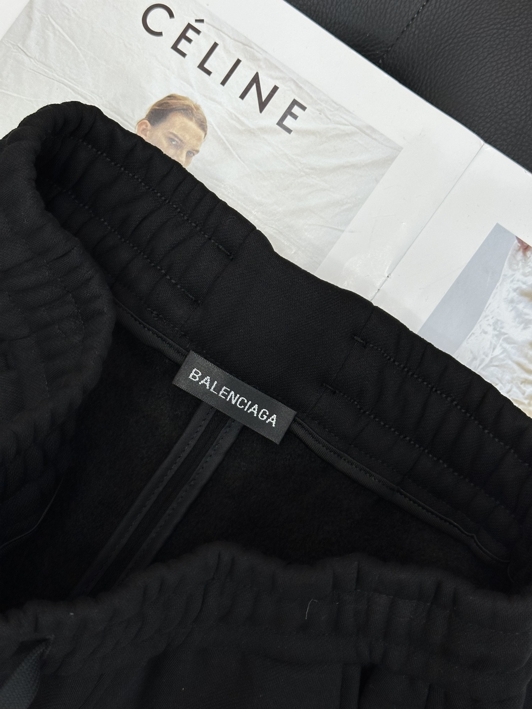 加绒加厚balenciaga巴黎世家2025秋冬系列！空气层复合热绒面料具有优异的透气性能，柔软轻盈不塌