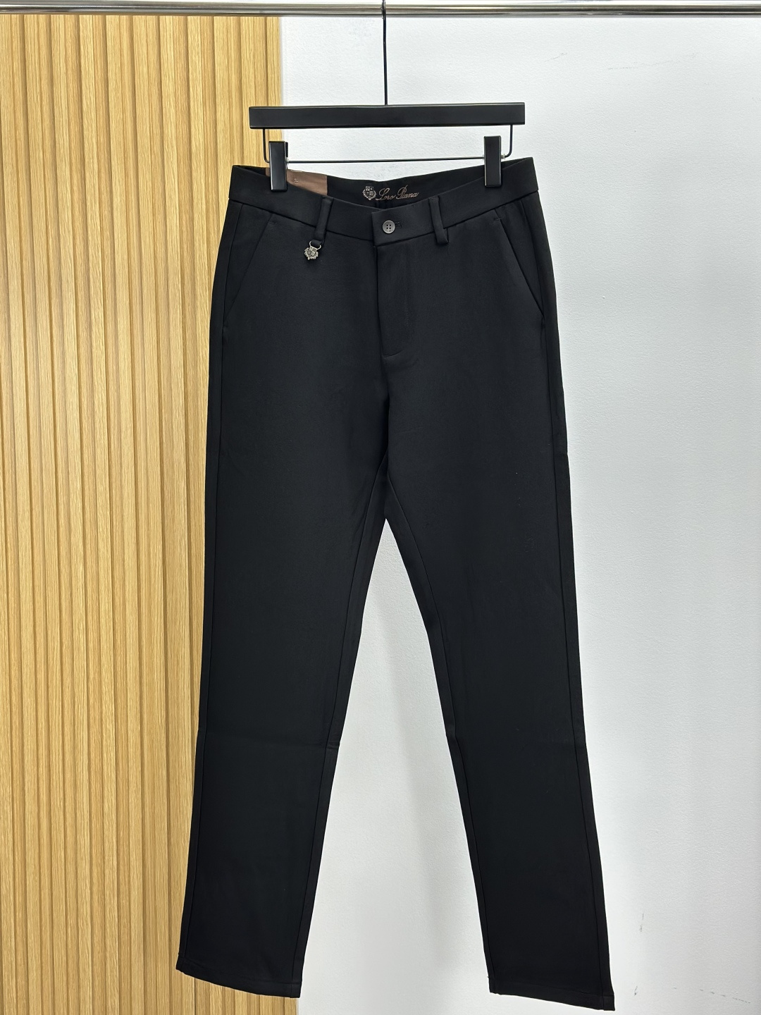NO:645295,LP Nuoyoupanya 2025SS Early Autumn New Product Original Men's Suit Casual Pants A must-have type every season, an unquestionable best-selling item, in line with the best matching colors for all seasons. The overall style continues the tone of LP, with a variety of craft aesthetics integrated into the whole body. The details are excellent and very ingenious. All the accessories are provided by customers. The metal accessories strongly highlight the brand identity!  The heavyweight denim fabric imported from Japan washes very well and is impeccable!  Perfect cut, size 30/31/32/33/34/35/36/38/40/,,loro piana,business suit,alexander wang19860909LP 诺悠翩雅 2025SS早秋 新品 原单男士西装休闲裤 每季必出的类型,无需质疑的热卖王牌单品,符合四季最佳的搭配色号 整体的风格延续了LP的基调,通体融入了多种工艺美学,细节方面极为出色,非常匠心考究,通体的辅料皆为客供 金属配饰有力彰显了品牌身份！重磅日本进口的丹宁面料,水洗相当出色,无可挑剔！版型剪裁完美 尺码30/31/32/33/34/35/36/38/40/,,loro piana,business suit,alexander wang,Men's clothing