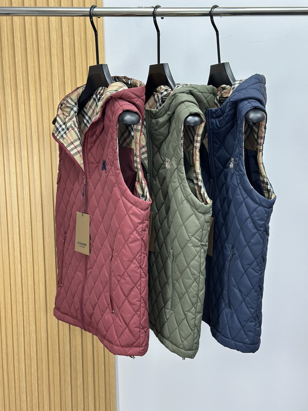 NO:645274,BURBERRY specializes in the new original men's vest jacket [cotton style]. Special channel supply. High-end goods, simple and classic, popular style. Original polyester fiber innovative technology fabric. Simple, neat and refreshing business. The quality workmanship details can withstand any form of inspection. It is definitely produced by a major factory. It presents a brand new look and gives you a unique upper body experience!  All have gone through a strict selection process, and the original custom-made metal hardware zippers are simple, elegant and versatile. The upper body is elegant and handsome, giving you a brand new sense of sight!  The appearance is incomparable, the details are in place, the upper body is not picky, and it is a must-have. The counter size is M-3XL,, burberry, burberry, jackets & coats, alexander wang19860909BURBERRY巴宝莉 专供新款原单男士马甲外套【棉衣款】 渠道特供 高端货简约经典大爆款 原版聚酯纤维创新科技面料 简洁利落又清爽商务,品质做工细节经得起任何形式检验,绝对大厂代工出品 呈现一种焕然一新,赋予你与众不同的上身体验！均经过严格的挑选工序,原版定制金属五金拉链,简约大方百搭款 上身优雅帅气,焕然一新的即视感！品相无敌,细节都很到位,上身不挑人,必入的自留款.专柜码数M-3XL,,burberry,burberry,jackets & coats,alexander wang,Men's clothing