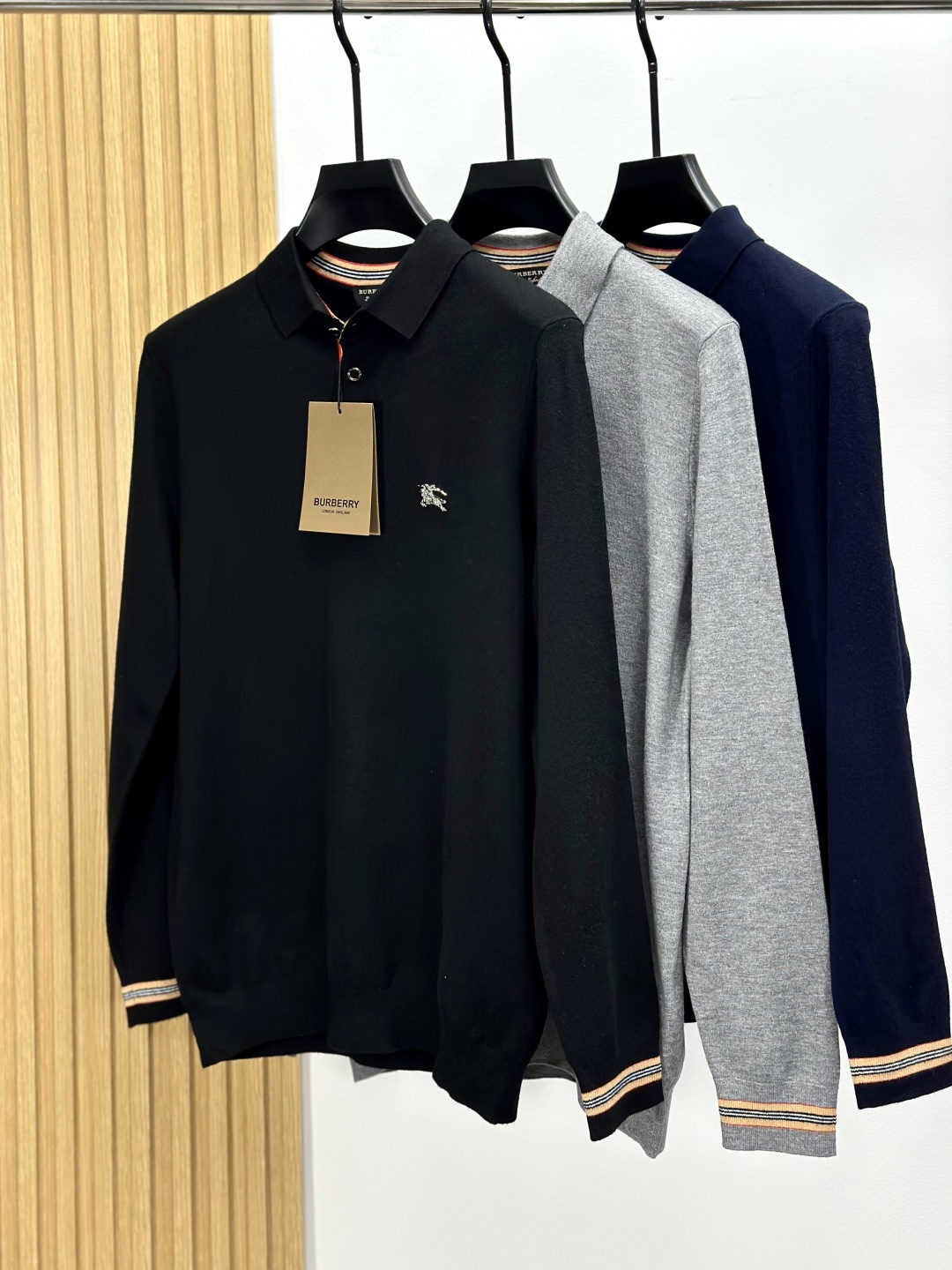 NO:645285,Burberry's popular autumn and winter new high-weight knitted woolen sweater, color matching logo stripe design!  Crochet logo stripe decoration, classic color crochet design!  The soft and dense terry texture makes it breathable and comfortable to wear next to the skin. The color is beautiful, eye-catching and fashionable. The unique pattern will definitely make you stand out in the crowd!  Casual cut design!  The upper body effect is age-reducing and versatile. Sizes M-XXXL,,burberry,burberry,alexander wang19860909Burberry巴宝莉爆款秋冬新款高克重针织羊毛衫,配色标识条纹工艺设计！钩织标识条纹修饰,设计经典配色钩织设计！柔软绵密的毛圈肌理,贴身穿着透气亲肤舒适,色彩靓丽、吸睛时髦度爆棚,与众不同的图案绝对可以让你在人群中出彩万分！休闲版型裁剪设计！上身效果减龄又百搭. 尺码M-XXXL,,burberry,burberry,alexander wang,Men's clothing