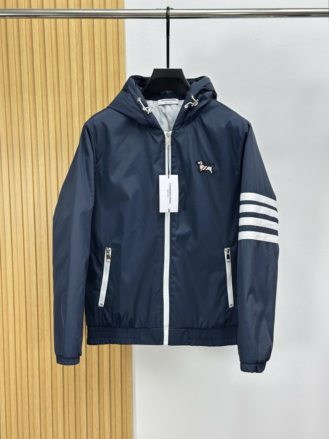 NO:645288,Thombrownetb Thom Browne's latest thin cotton hooded jacket for autumn and winter. It is available at the counter simultaneously. It is customized with imported technical fabrics. The details are perfectly presented and all accessories are complete!  Absolutely thick and warm!  The upper body is very handsome. Sizes M-XXXL,,thom browne,jackets & coats,hats,alexander wang19860909Thombrownetb汤姆布朗秋冬最新款薄款棉服连帽夹克,专柜同步有售,定制全进口科技面料,细节图完美呈现,所有辅料齐全！绝对厚实保暖！上身非常帅气 尺码M-XXXL,,thom browne,jackets & coats,hats,alexander wang,Men's clothing