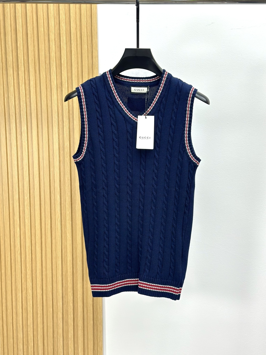 NO:645291,GUC*I Gucci 2025 autumn and winter new style knitted wool vest for men and women, with classic color crochet design!  Trading company channels are rare and available on the official website simultaneously!  G family's autumn and winter series of couple sweaters are online. This sweater is made of imported knitted wool materials supplied by customers!  It has a certain sense of self-respect, soft and dense terry texture, is breathable and skin-friendly and comfortable when worn close to the body, has beautiful colors, is eye-catching and fashionable, and the unique patterns will definitely make you stand out in the crowd!  Casual cut design!  The upper body effect is age-reducing and versatile, making it easy to wear in daily casual wear, and can be easily worn by both men and women!  Size M-2XL,,gucci,gucci,sweaters,alexander wang19860909GUC*I 古奇2025秋冬新款男女同款 针织羊毛马甲,设计经典色系钩织设计！贸易公司渠道稀出,同步官网发售！G家秋冬系列情侣毛衣上线,此款毛衣甄选客供进口针织羊毛材质！有一定的自重感,柔软绵密的毛圈肌理,贴身穿着透气亲肤舒适,色彩靓丽、吸睛时髦度爆棚,与众不同的图案绝对可以让你在人群中出彩万分！休闲版型裁剪设计！上身效果减龄又百搭,轻松Get起日常休闲穿搭,男女皆可轻松驾驭！尺码M-2XL,,gucci,gucci,sweaters,alexander wang,Men's clothing