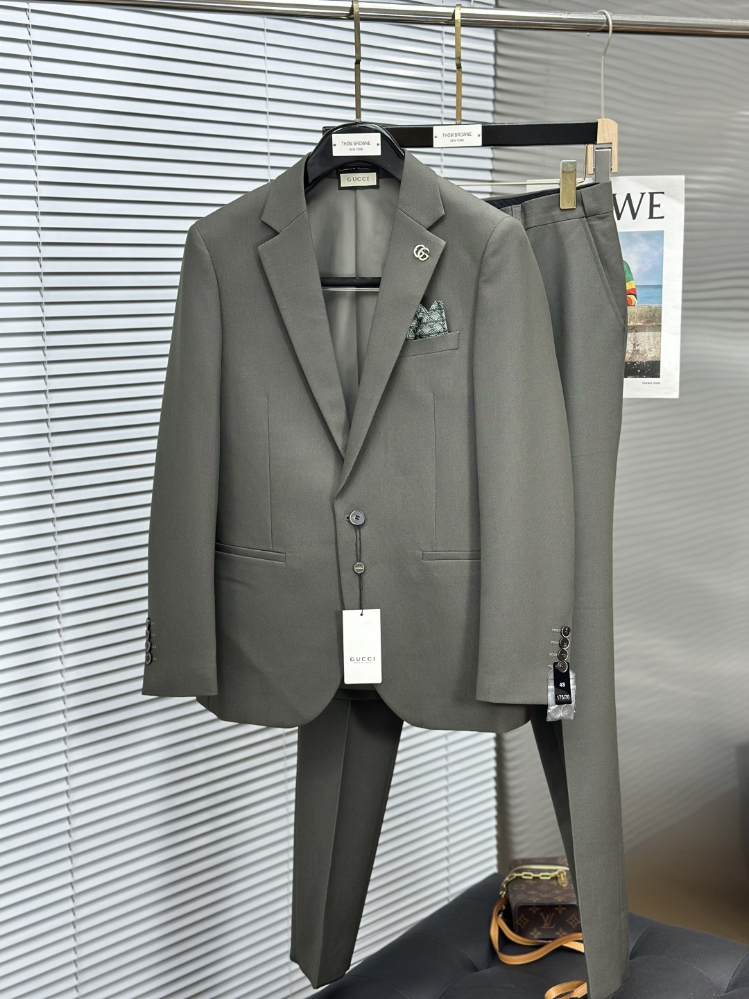 NO:645265,Gucc Gucci 2025  FW new product [sold as a complete set/not separated to match the size] A decent suit definitely occupies a very important position in the hearts of many people. Whether it is an elite workplace or other formal occasions, wearing a suit is a good choice when you are in doubt. With the increasing pursuit of customization and personal fashion, for Western-style suits  The tailoring of clothing is not only about well-cut and neat styles, but also about ensuring that the suit has a unique sense of design under the appropriate shape, making the wearer become the focus in an instant. At the same time, the suit is different from other clothing in that there is no clear seasonal division, which shows that the suit can be worn at any time.  The traditional basic silhouette suit suit has an appropriate amount of trimming on the waist to create a natural and slim waist, and can easily create a free and streamlined silhouette. However, in a situation where the styles are very different, if you want to stand out and become a suit that is both fashionable and wearable, a crisp silhouette is not enough. Special textures and fabrics  The texture can make a suit stand out. It is simple and elegant and has the ultimate in details. The stable and classic notch lapel has been ironed and shaped many times to make the collar always stiff and not easily deformed. The outline is natural and smooth without burrs. Even a small lapel pin is perfectly carved, which is enough to show the brand's profound skills in handling details!  The fabric is made of 77% polyester fiber + 19% viscose fiber + 4% spandex. It feels soft and smooth, and the fine wool fibers on the surface create a more comfortable wool feel. It does not pill or shed, making it easy to wear and take care of daily. The matching suit trousers have a crisp shape, and the fine plaid pattern will turn you into long trousers in minutes!  With extremely excellent details and highly stylized fabrics, the upper and lower body effects are fashionable and show off the British gentleman!  !  !  Size M-XXXL,,gucci,business suit,alexander wang19860909Gucc古奇2025 FW新品【整套出售/不拆分搭配码数】得体的西装在许多人的心中绝对占有很重要的地位,不论是精英职场还是其他的正式场合,在你犹豫不定之时穿一件西装是不错的选择.而在越来越追求定制以及个人时尚化的趋势下,对于西装的剪裁已然不仅仅是需要裁剪精良版型工整,更多的是在保证西装得体的版型之下拥有与众不同的设计感,令穿着者在一瞬间就成为焦点,同时西装又不同于其他服饰,并没有明确的季节划分,这便表明了西装可以在任何时候穿着. 传统基础的廓形西装套装,适量做省修饰的腰部,塑造出自然修身的腰形,轻松打造出自由随性的精简版型.但在版型大相径庭的局面下,要想突出重围变成兼具时尚性与穿着性的西装,光有挺括的版型还不够,特别的纹理与面料质感能让西装脱颖而出.简洁大气又在细节上做到了极致,稳重经典的平驳领多次熨烫加工定型,才令领面一贯挺括不易变形,轮廓自然顺畅不毛边,即便是一枚小小的领针都刻画的非常到位,足以看出品牌对细节处理的深厚技艺！ 面料上甄选 77聚酯纤维+19粘纤+4氨纶成分精纺而成,手感柔软顺滑,表面具有的细微毛纤维塑造出更为舒适的毛感,而且不起球不掉毛,便于日常穿着跟打理.与之搭配的同套西装裤版型挺括,加上精细的格纹让你分分钟变成大长裤！极为优秀的细节刻画加上极具风格化的面料,上身后效果时尚尽显英伦绅士！！！ 尺码M-XXXL,,gucci,business suit,alexander wang,Men's clothing