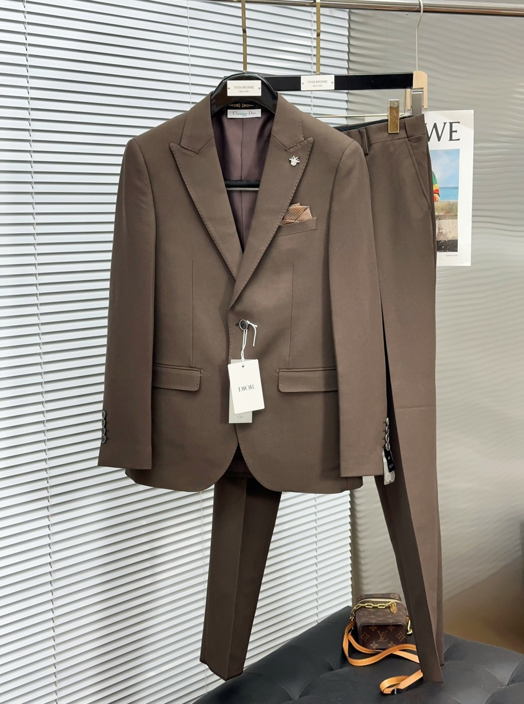 NO:645263,Dior Dior 2025  FW new product [sold as a complete set/not separated to match the size] A decent suit definitely occupies a very important position in the hearts of many people. Whether it is an elite workplace or other formal occasions, wearing a suit is a good choice when you are in doubt. With the increasing pursuit of customization and personal fashion, for Western-style suits  The tailoring of clothing is not only about well-cut and neat styles, but also about ensuring that the suit has a unique sense of design under the appropriate shape, making the wearer become the focus in an instant. At the same time, the suit is different from other clothing in that there is no clear seasonal division, which shows that the suit can be worn at any time.  The traditional basic silhouette suit suit has an appropriate amount of trimming on the waist to create a natural and slim waist, and can easily create a free and streamlined silhouette. However, in a situation where the styles are very different, if you want to stand out and become a suit that is both fashionable and wearable, a crisp silhouette is not enough. Special textures and fabrics  The texture can make a suit stand out. It is simple and elegant and has the ultimate in details. The stable and classic notch lapel has been ironed and shaped many times to make the collar always stiff and not easily deformed. The outline is natural and smooth without burrs. Even a small lapel pin is perfectly carved, which is enough to show the brand's profound skills in handling details!  The fabric is made of 77% polyester fiber + 19% viscose fiber + 4% spandex. It feels soft and smooth, and the fine wool fibers on the surface create a more comfortable wool feel. It does not pill or shed, making it easy to wear and take care of daily. The matching suit trousers have a crisp shape, and the fine plaid pattern will turn you into long trousers in minutes!  With extremely excellent details and highly stylized fabrics, the upper and lower body effects are fashionable and show off the British gentleman!  !  !  Size M-XXXL,,dior,dior,business suit,alexander wang19860909Dior迪奥2025 FW新品【整套出售/不拆分搭配码数】得体的西装在许多人的心中绝对占有很重要的地位,不论是精英职场还是其他的正式场合,在你犹豫不定之时穿一件西装是不错的选择.而在越来越追求定制以及个人时尚化的趋势下,对于西装的剪裁已然不仅仅是需要裁剪精良版型工整,更多的是在保证西装得体的版型之下拥有与众不同的设计感,令穿着者在一瞬间就成为焦点,同时西装又不同于其他服饰,并没有明确的季节划分,这便表明了西装可以在任何时候穿着. 传统基础的廓形西装套装,适量做省修饰的腰部,塑造出自然修身的腰形,轻松打造出自由随性的精简版型.但在版型大相径庭的局面下,要想突出重围变成兼具时尚性与穿着性的西装,光有挺括的版型还不够,特别的纹理与面料质感能让西装脱颖而出.简洁大气又在细节上做到了极致,稳重经典的平驳领多次熨烫加工定型,才令领面一贯挺括不易变形,轮廓自然顺畅不毛边,即便是一枚小小的领针都刻画的非常到位,足以看出品牌对细节处理的深厚技艺！ 面料上甄选 77聚酯纤维+19粘纤+4氨纶成分精纺而成,手感柔软顺滑,表面具有的细微毛纤维塑造出更为舒适的毛感,而且不起球不掉毛,便于日常穿着跟打理.与之搭配的同套西装裤版型挺括,加上精细的格纹让你分分钟变成大长裤！极为优秀的细节刻画加上极具风格化的面料,上身后效果时尚尽显英伦绅士！！！ 尺码M-XXXL,,dior,dior,business suit,alexander wang,Men's clothing