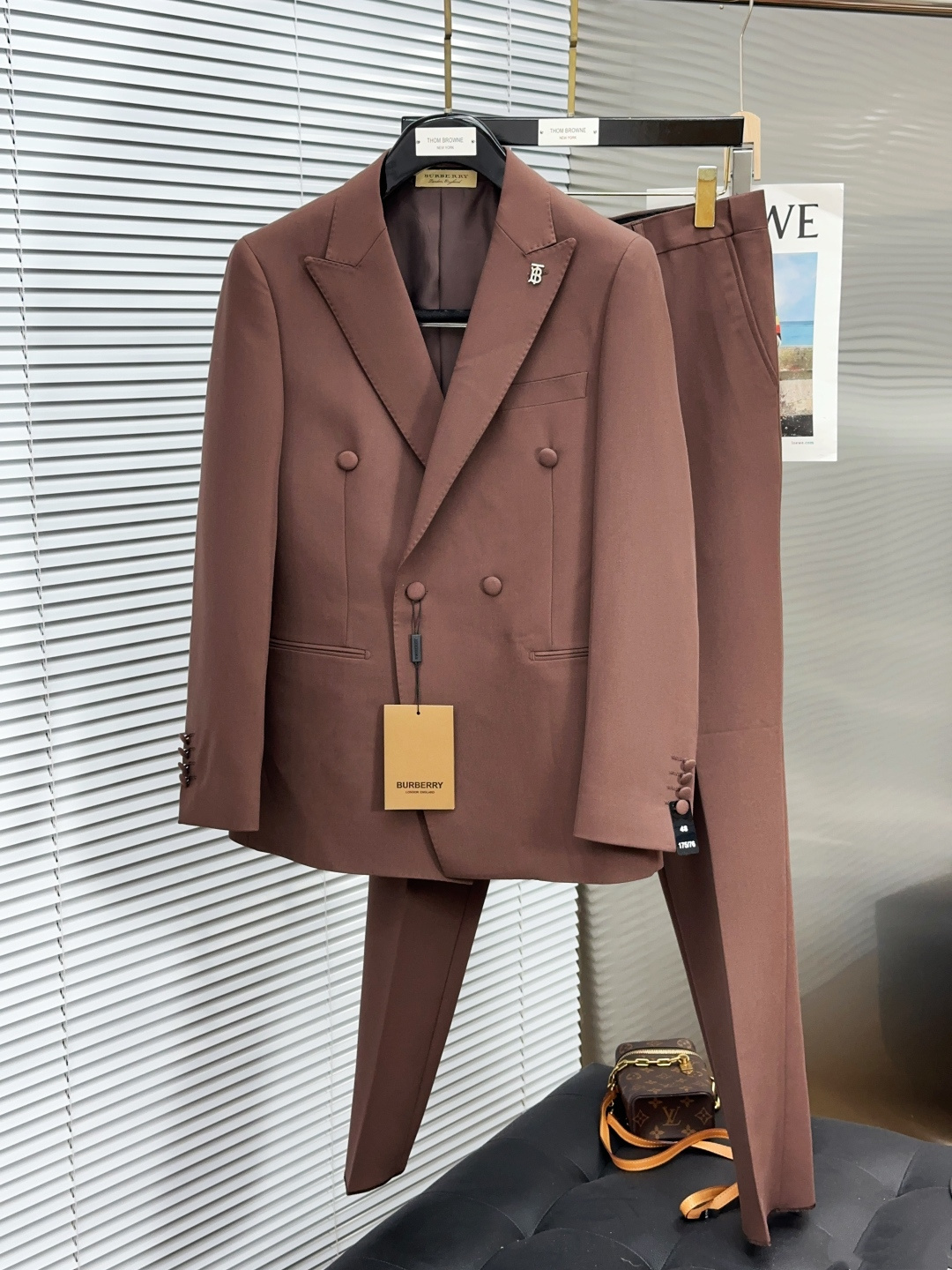 NO:645271,Burberry 2025  FW new product [sold as a complete set/not separated to match the size] A decent suit definitely occupies a very important position in the hearts of many people. Whether it is an elite workplace or other formal occasions, wearing a suit is a good choice when you are in doubt. With the increasing pursuit of customization and personal fashion, for Western-style suits  The tailoring of clothing is not only about well-cut and neat styles, but also about ensuring that the suit has a unique sense of design under the appropriate shape, making the wearer become the focus in an instant. At the same time, the suit is different from other clothing in that there is no clear seasonal division, which shows that the suit can be worn at any time.  The traditional basic silhouette suit suit has an appropriate amount of trimming on the waist to create a natural and slim waist, and can easily create a free and streamlined silhouette. However, in a situation where the styles are very different, if you want to stand out and become a suit that is both fashionable and wearable, a crisp silhouette is not enough. Special textures and fabrics  The texture can make a suit stand out. It is simple and elegant and has the ultimate in details. The stable and classic notch lapel has been ironed and shaped many times to make the collar always stiff and not easily deformed. The outline is natural and smooth without burrs. Even a small lapel pin is perfectly carved, which is enough to show the brand's profound skills in handling details!  The fabric is made of 77% polyester fiber + 19% viscose fiber + 4% spandex. It feels soft and smooth, and the fine wool fibers on the surface create a more comfortable wool feel. It does not pill or shed, making it easy to wear and take care of daily. The matching suit trousers have a crisp shape, and the fine plaid pattern will turn you into long trousers in minutes!  With extremely excellent details and highly stylized fabrics, the upper and lower body effects are fashionable and show off the British gentleman!  !  !  Size M-XXXL,,burberry,burberry,business suit,alexander wang19860909Bur巴宝莉2025 FW新品【整套出售/不拆分搭配码数】得体的西装在许多人的心中绝对占有很重要的地位,不论是精英职场还是其他的正式场合,在你犹豫不定之时穿一件西装是不错的选择.而在越来越追求定制以及个人时尚化的趋势下,对于西装的剪裁已然不仅仅是需要裁剪精良版型工整,更多的是在保证西装得体的版型之下拥有与众不同的设计感,令穿着者在一瞬间就成为焦点,同时西装又不同于其他服饰,并没有明确的季节划分,这便表明了西装可以在任何时候穿着. 传统基础的廓形西装套装,适量做省修饰的腰部,塑造出自然修身的腰形,轻松打造出自由随性的精简版型.但在版型大相径庭的局面下,要想突出重围变成兼具时尚性与穿着性的西装,光有挺括的版型还不够,特别的纹理与面料质感能让西装脱颖而出.简洁大气又在细节上做到了极致,稳重经典的平驳领多次熨烫加工定型,才令领面一贯挺括不易变形,轮廓自然顺畅不毛边,即便是一枚小小的领针都刻画的非常到位,足以看出品牌对细节处理的深厚技艺！ 面料上甄选 77聚酯纤维+19粘纤+4氨纶成分精纺而成,手感柔软顺滑,表面具有的细微毛纤维塑造出更为舒适的毛感,而且不起球不掉毛,便于日常穿着跟打理.与之搭配的同套西装裤版型挺括,加上精细的格纹让你分分钟变成大长裤！极为优秀的细节刻画加上极具风格化的面料,上身后效果时尚尽显英伦绅士！！！ 尺码M-XXXL,,burberry,burberry,business suit,alexander wang,Men's clothing