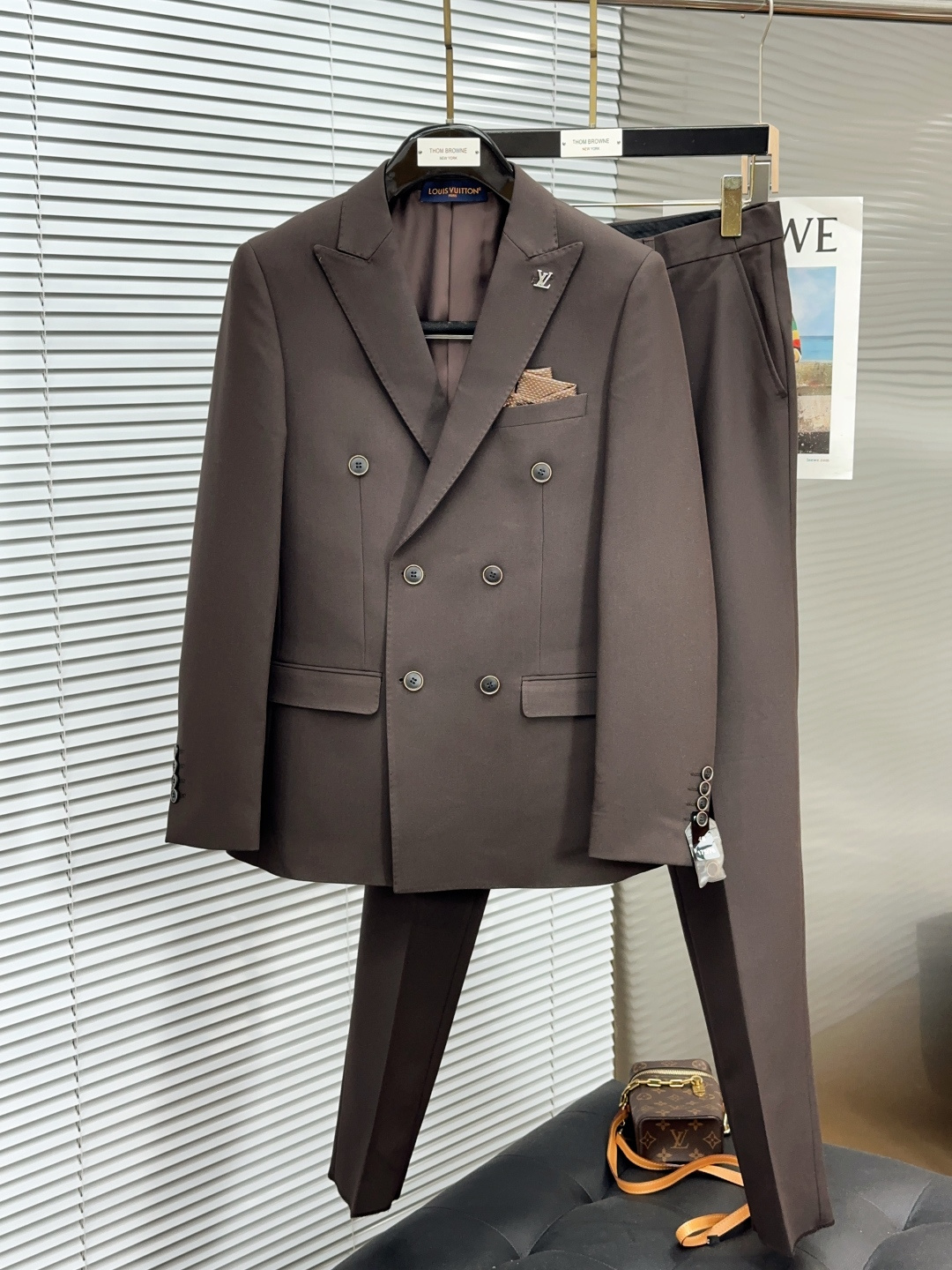 NO:645267,1v donkey home 2025  FW new product [sold as a complete set/not separated to match the size] A decent suit definitely occupies a very important position in the hearts of many people. Whether it is an elite workplace or other formal occasions, wearing a suit is a good choice when you are in doubt. With the increasing pursuit of customization and personal fashion, for Western-style suits  The tailoring of clothing is not only about well-cut and neat styles, but also about ensuring that the suit has a unique sense of design under the appropriate shape, making the wearer become the focus in an instant. At the same time, the suit is different from other clothing in that there is no clear seasonal division, which shows that the suit can be worn at any time.  The traditional basic silhouette suit suit has an appropriate amount of trimming on the waist to create a natural and slim waist, and can easily create a free and streamlined silhouette. However, in a situation where the styles are very different, if you want to stand out and become a suit that is both fashionable and wearable, a crisp silhouette is not enough. Special textures and fabrics  The texture can make a suit stand out. It is simple and elegant and has the ultimate in details. The stable and classic notch lapel has been ironed and shaped many times to make the collar always stiff and not easily deformed. The outline is natural and smooth without burrs. Even a small lapel pin is perfectly carved, which is enough to show the brand's profound skills in handling details!  The fabric is made of 77% polyester fiber + 19% viscose fiber + 4% spandex. It feels soft and smooth, and the fine wool fibers on the surface create a more comfortable wool feel. It does not pill or shed, making it easy to wear and take care of daily. The matching suit trousers have a crisp shape, and the fine plaid pattern will turn you into long trousers in minutes!  With extremely excellent details and highly stylized fabrics, the upper and lower body effects are fashionable and show off the British gentleman!  !  !  Size M-XXXL,,louis vuitton,louis vuitton,business suit,alexander wang198609091v驴家2025 FW新品【整套出售/不拆分搭配码数】得体的西装在许多人的心中绝对占有很重要的地位,不论是精英职场还是其他的正式场合,在你犹豫不定之时穿一件西装是不错的选择.而在越来越追求定制以及个人时尚化的趋势下,对于西装的剪裁已然不仅仅是需要裁剪精良版型工整,更多的是在保证西装得体的版型之下拥有与众不同的设计感,令穿着者在一瞬间就成为焦点,同时西装又不同于其他服饰,并没有明确的季节划分,这便表明了西装可以在任何时候穿着. 传统基础的廓形西装套装,适量做省修饰的腰部,塑造出自然修身的腰形,轻松打造出自由随性的精简版型.但在版型大相径庭的局面下,要想突出重围变成兼具时尚性与穿着性的西装,光有挺括的版型还不够,特别的纹理与面料质感能让西装脱颖而出.简洁大气又在细节上做到了极致,稳重经典的平驳领多次熨烫加工定型,才令领面一贯挺括不易变形,轮廓自然顺畅不毛边,即便是一枚小小的领针都刻画的非常到位,足以看出品牌对细节处理的深厚技艺！ 面料上甄选 77聚酯纤维+19粘纤+4氨纶成分精纺而成,手感柔软顺滑,表面具有的细微毛纤维塑造出更为舒适的毛感,而且不起球不掉毛,便于日常穿着跟打理.与之搭配的同套西装裤版型挺括,加上精细的格纹让你分分钟变成大长裤！极为优秀的细节刻画加上极具风格化的面料,上身后效果时尚尽显英伦绅士！！！ 尺码M-XXXL,,louis vuitton,louis vuitton,business suit,alexander wang,Men's clothing