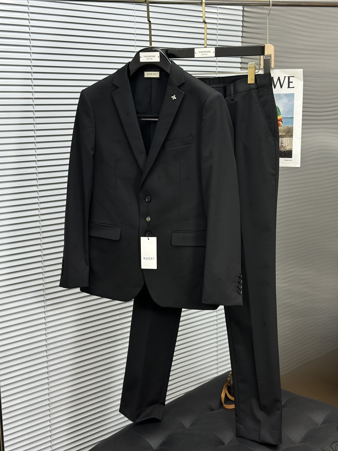 NO:645269,Gucc Gucci 2025  FW new product [sold as a complete set/not separated to match the size] A decent suit definitely occupies a very important position in the hearts of many people. Whether it is an elite workplace or other formal occasions, wearing a suit is a good choice when you are in doubt. With the increasing pursuit of customization and personal fashion, for Western-style suits  The tailoring of clothing is not only about well-cut and neat styles, but also about ensuring that the suit has a unique sense of design under the appropriate shape, making the wearer become the focus in an instant. At the same time, the suit is different from other clothing in that there is no clear seasonal division, which shows that the suit can be worn at any time.  The traditional basic silhouette suit suit has an appropriate amount of trimming on the waist to create a natural and slim waist, and can easily create a free and streamlined silhouette. However, in a situation where the styles are very different, if you want to stand out and become a suit that is both fashionable and wearable, a crisp silhouette is not enough. Special textures and fabrics  The texture can make a suit stand out. It is simple and elegant and has the ultimate in details. The stable and classic notch lapel has been ironed and shaped many times to make the collar always stiff and not easily deformed. The outline is natural and smooth without burrs. Even a small lapel pin is perfectly carved, which is enough to show the brand's profound skills in handling details!  The fabric is made of 77% polyester fiber + 19% viscose fiber + 4% spandex. It feels soft and smooth, and the fine wool fibers on the surface create a more comfortable wool feel. It does not pill or shed, making it easy to wear and take care of daily. The matching suit trousers have a crisp shape, and the fine plaid pattern will turn you into long trousers in minutes!  With extremely excellent details and highly stylized fabrics, the upper and lower body effects are fashionable and show off the British gentleman!  !  !  Size M-XXXL,,gucci,business suit,alexander wang19860909Gucc古奇2025 FW新品【整套出售/不拆分搭配码数】得体的西装在许多人的心中绝对占有很重要的地位,不论是精英职场还是其他的正式场合,在你犹豫不定之时穿一件西装是不错的选择.而在越来越追求定制以及个人时尚化的趋势下,对于西装的剪裁已然不仅仅是需要裁剪精良版型工整,更多的是在保证西装得体的版型之下拥有与众不同的设计感,令穿着者在一瞬间就成为焦点,同时西装又不同于其他服饰,并没有明确的季节划分,这便表明了西装可以在任何时候穿着. 传统基础的廓形西装套装,适量做省修饰的腰部,塑造出自然修身的腰形,轻松打造出自由随性的精简版型.但在版型大相径庭的局面下,要想突出重围变成兼具时尚性与穿着性的西装,光有挺括的版型还不够,特别的纹理与面料质感能让西装脱颖而出.简洁大气又在细节上做到了极致,稳重经典的平驳领多次熨烫加工定型,才令领面一贯挺括不易变形,轮廓自然顺畅不毛边,即便是一枚小小的领针都刻画的非常到位,足以看出品牌对细节处理的深厚技艺！ 面料上甄选 77聚酯纤维+19粘纤+4氨纶成分精纺而成,手感柔软顺滑,表面具有的细微毛纤维塑造出更为舒适的毛感,而且不起球不掉毛,便于日常穿着跟打理.与之搭配的同套西装裤版型挺括,加上精细的格纹让你分分钟变成大长裤！极为优秀的细节刻画加上极具风格化的面料,上身后效果时尚尽显英伦绅士！！！ 尺码M-XXXL,,gucci,business suit,alexander wang,Men's clothing