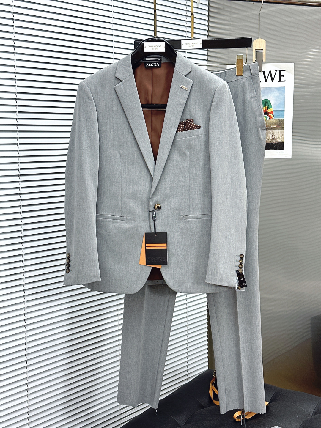 NO:645272,Zegna 25Fw new autumn and winter suits and suits!  ZEG*A Jenny* suit is an evergreen tree in the fashion world, a must-have item in the wardrobe of business elites, men's formal wear, one-button suit. The brand's classic LOGO mark is super generous, notched collar, and the collar accessories Zjiaxxx's beautiful brooch, the brooch is removable, black  xxx engraved buttons, carefully matched with machine-like red polka-dot pocket squares, elegant and generous solid colors, clean and refreshing, versatile. Stylish and handsome one-button design, center back slit design, exclusive ZE lining color in red lining. A classic style that will be released every quarter!  The shape is really great when worn, it is very comfortable and suitable for any occasion. It is super casual!  Neat and ergonomic tailoring, the upper body is tall and handsome, comfortable and slim, and the gentleman's demeanor can be seen at a glance. Selected suit fabrics, 20 wool, 18 viscose fiber, 58 polyester fiber, 4 spandex, feel soft and delicate, with good luster and elasticity. The silhouette and elastic waist cutting add more comfort to the clothes of sportsmen, making them look slim but handsome!  Used to make high-end professional attire and business formal suits. Fan*zhe is world-famous for his classic and solemn design style. The suit production process requires high requirements and is time-consuming. It is a high-end business casual suit that can be worn in all seasons!  The fabric is smooth, feels smooth, plump and waxy, and has a crisp appearance. High-quality wool raw materials are selected, and the solid and practical material quality is visible.  About the details: modern tailoring of high-end suits, the integration of traditional tailoring art and modern production technology, using fully imported automatic cutting pieces, with almost zero error in each piece of fabric, and then hand-stitched by top tailors to ensure the fit and beauty of every part. The front body has two darts, based on ergonomic principles, it is slim but not tight. The elasticity on both sides of the waistband of the suit is adjustable!  The classic lapel design, the style is classic and not old-fashioned, simple and elegant. We insist on hand-sewn handicrafts, all made by master craftsmen, according to the time-consuming and labor-consuming quotation of working hours per meter. Every stitch is rigorous and sophisticated, and there are no burrs or stitches on both the front and back.  Hand-made sleeves, hand-buttoned buttons, hand-calibration, hand-made wiring, etc. can be seen everywhere. It is delicate and smooth and can effectively reduce static electricity in autumn and winter. It has a high-class feel both inside and outside. It is worth buying for any man and can support your face in various formal occasions!  Warm reminder: Suits are not sold separately, and sizes cannot be adjusted separately. Color Gray Black [Sizes] 46~56 Tops Size 48 bust 100-shoulder width 44-sleeve length 60-dress length 68 Size 50 bust 108-shoulder width 45-sleeve length 61-dress length 69 Size 52 bust 112-shoulder width 46-sleeve length 62-dress length 70  Size 54: Bust 116 - Shoulder width 47 - Sleeve length 63 - Clothes length 71 Size 56: Bust 120 - Shoulder width 48 - Sleeve length 64 - Clothes length 72 Bottom pants Size 48 Waist 82 - Hips 104 - Length 107 Size 50 Waist 84 - Hips 108 - Length 108 Size 52 Waist 86 - Hips 112 - Length 109  Size 54: waist 88-hip 116-trouser length 110 Size 56: waist 90-hip 120-trouser length 111,,zegna,business suit,brooch,breastpin,alexander wang19860909Zegna杰妮亚 25Fw秋冬季新款套装西装西服！ZEG*A杰尼*套西潮流时尚界的长青树,商旅精英衣橱必备臻品,男士正装穿搭,一粒扣西服.品牌经典LOGO标记超级大方,平驳衣领,领口配饰Z家xxx好看的胸针,胸针可拆卸,黑色xxx刻字纽扣,小心机咖红色波点口袋巾点缀搭配,高雅大方的纯色系,干净清爽,百搭不出错.有型帅气的一粒扣设计,后中开衩设计,内里咖红色ZE家专属里布颜色.每季度都会出的经典款！穿上版型真的很棒,强烈安利,适合任何场合超随性！ 利落而符合人体学的裁剪,上身挺拔帅气,舒适修身,绅士风度一览无遗,精选西服面料,20羊毛,18粘纤,58聚酯纤维,4氨纶手感柔软而细腻,光泽和弹性较好,廓型感和松紧收腰裁剪,为型男们的着装平添更多舒适度,显瘦而不失帅气！ 用于制作高端职业装和商务正装套装,范*哲以经典庄重的设计风格闻名世界.西装制作工艺要求高,费时长,四季可穿的高级商务休闲西服套装！ 面料平整,手感爽滑丰满滑糯,外观挺括,甄选篙品质羊毛原料,扎扎实实用料品质看得见. 关于细节高端西服现代感裁剪,传统裁剪艺术与现代化制作工艺融合,采用全进口自动剪裁裁片,每一片布料几乎零误差,再由顶级裁缝师手工缝合,保证每一处的服帖与美感,前身两道收省,根据人体功效学原理,修身但不紧身.西裤腰两侧松紧可调节！ 经典驳领设计,款式经典不守旧,简洁大方.坚持手缝工艺品,均出自老师傅之手按照每米工时报价耗时耗力每一针都是严谨精良,无论正面反面都无任何毛边和针脚.手工上袖,手工钉扣,手工定标,随处可见手工的走线等等,细腻爽滑有效降低秋冬静电,表里如一的高笈感.值得任何一位男士入手,各种正式场合都能撑起你的面子！ 温馨提示西装不单卖,不单独分开调整尺码 颜色灰色 黑色【尺码】46～56 上装 48码胸围100-肩宽44-袖长60-衣长68 50码胸围108-肩宽45-袖长61-衣长69 52码胸围112-肩宽46-袖长62-衣长70 54码胸围116-肩宽47-袖长63-衣长71 56码: 胸围120-肩宽48-袖长64-衣长72 下装裤子 48码腰围82-臀围104-裤长107 50码腰围84-臀围108-裤长108 52码腰围86-臀围112-裤长109 54码腰围88-臀围116-裤长110 56码: 腰围90-臀围120-裤长111,,zegna,business suit,brooch，breastpin,alexander wang,Men's clothing