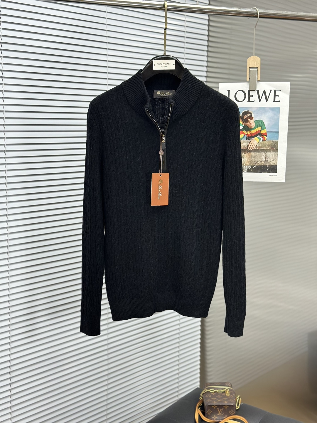 NO:645280,Original quality LP Noyo Piana cashmere sweater, same style for men and women, knitted by original imported sweater machine. The whole twist is jacquard during knitting. No broken threads on the surface, no wrong knots. 90 wool 10 cashmere material, absolutely high quality, come to those who know the stuff. Color black oatmeal gray size M-XXXL, loro piana, sweaters, alexander wang19860909原厂品质 LP诺悠翩雅羊绒羊毛衫,男女同款,原厂进口毛衣机 针织而成 整体的麻花都是织的时候 提花而成 表面无断线 无错结 90羊毛10羊绒材质,绝对高货,懂货的来 颜色黑色 燕麦色 灰色 尺码M-XXXL,,loro piana,sweaters,alexander wang,Men's clothing