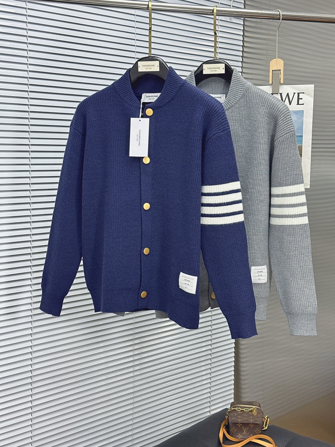 NO:645283,TB 2025FW men's autumn and winter sweater knitted men's jacket, casual daily wear item!  The upper body is flattering to the body shape, and the customized fabrics perfectly integrate fashion aesthetics and new urban business and casual concepts. You can choose classic styles from different styles, which will never go out of style. A jacket can unlock a variety of styles. Simple but not simple, details highlight quality. Temperature and style, I want it. Break the routine and dress yourself. Trends are fleeting, but style is forever. Light and comfortable, free to move. Full of aura, the must-have shirt for the workplace leads the trend, wear your attitude, fearless of challenges, youthful vitality, cost-effective choice  The whole body interprets Italian sophistication and outdoor functional style to the extreme, both solemn and harmonious, creating a unique style item. The overall outline tends to be simple, and the individual and yuppie detail processing enriches the overall vision. The wardrobe is perfect for business and leisure and has a high attendance rate!  It's something you can meet but can't ask for!  48-56 (please state your height and weight when placing an order, jackets & coats, sweaters, alexander wang19860909TB 2025FW男士秋冬毛衣 针织男装外套,休闲日常穿搭单品！上身修饰身形、定制面料将时装美学和新都市商务休闲概念完美融合,不同风格任你选经典款,永不过时 一件外套,解锁百变风格 简约而不简单,细节彰显品质.温度与风度,我都要.打破常规,穿出自我.潮流易逝,风格永存 轻便舒适,活动自如.气场全开,职场必备战袍引领潮流,穿出你的态度 无惧挑战 青春活力,性价比之选 通体将意式的干练和户外功能性风格极致诠释,亦庄亦谐,塑造出别具一格的造型单品,整体轮廓趋于简约风格,颇为个性且雅痞的细节处理,丰富了整体视觉.衣橱商务休闲绝佳的高出勤率！可遇而不可求！48-56（下单请报身高体重,,jackets & coats,sweaters,alexander wang,Men's clothing