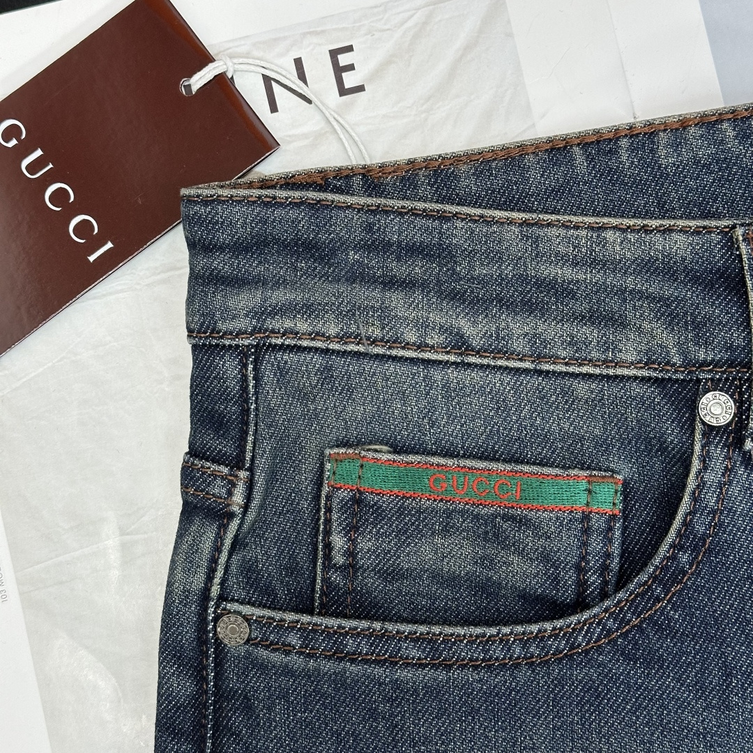 Gucci古奇💥四季款，独家专供新款修身小直筒牛仔裤👖高端版本！专柜定制面料 透气舒适度高，细节无可挑剔
