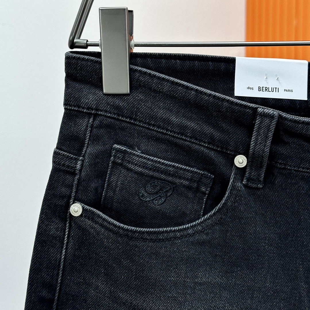 BERLUTI布鲁提💥四季款，独家专供新款修身小直筒牛仔裤👖高端版本！专柜定制面料 透气舒适度高，细节无